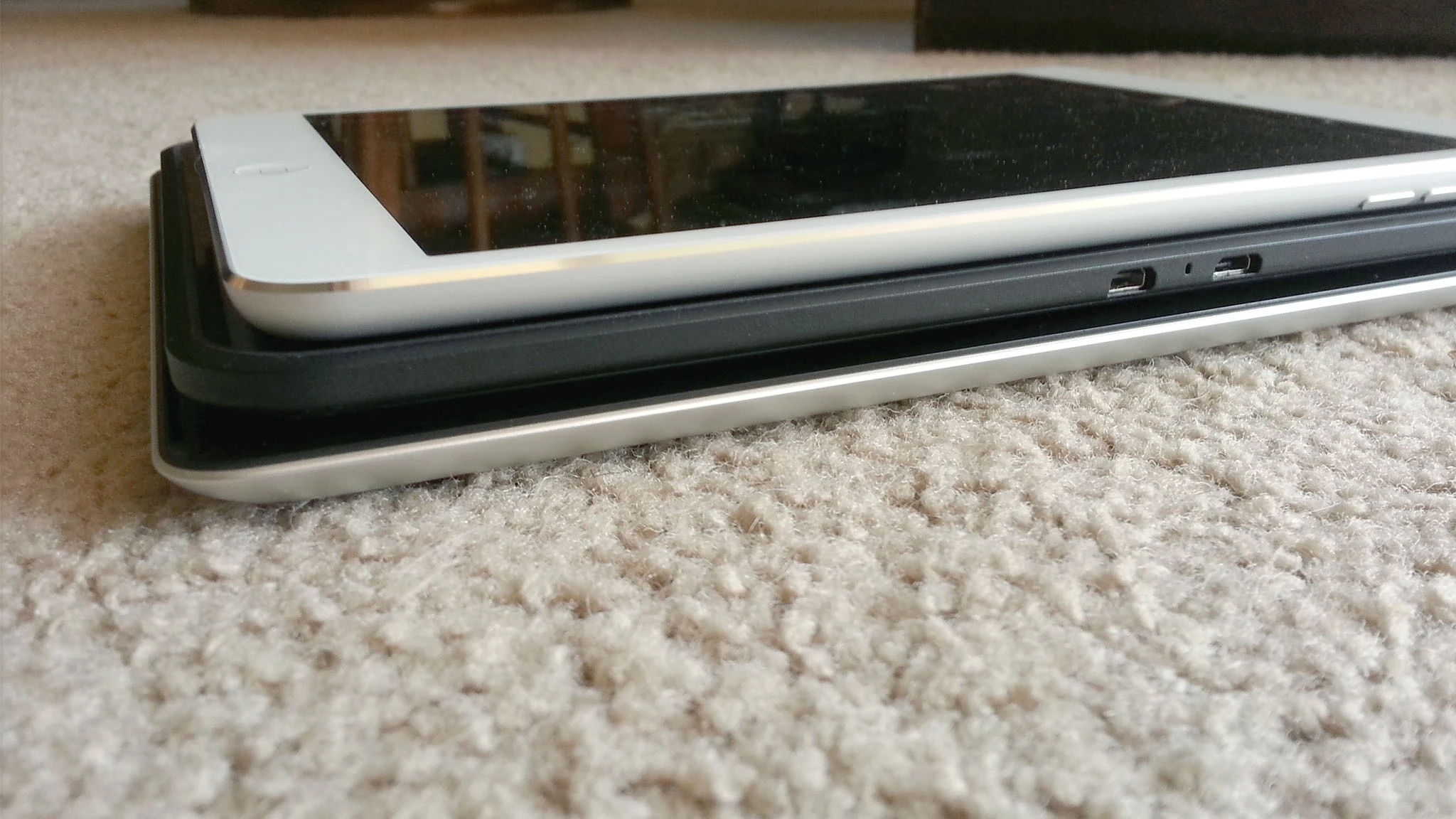 That's the Kindle Fire 8.9" sandwiched in between the iPad 4 and iPad mini