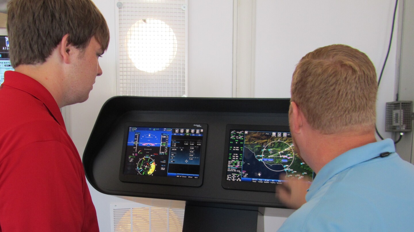 Rockwell Collins unveils first touchcontrol primary flight display