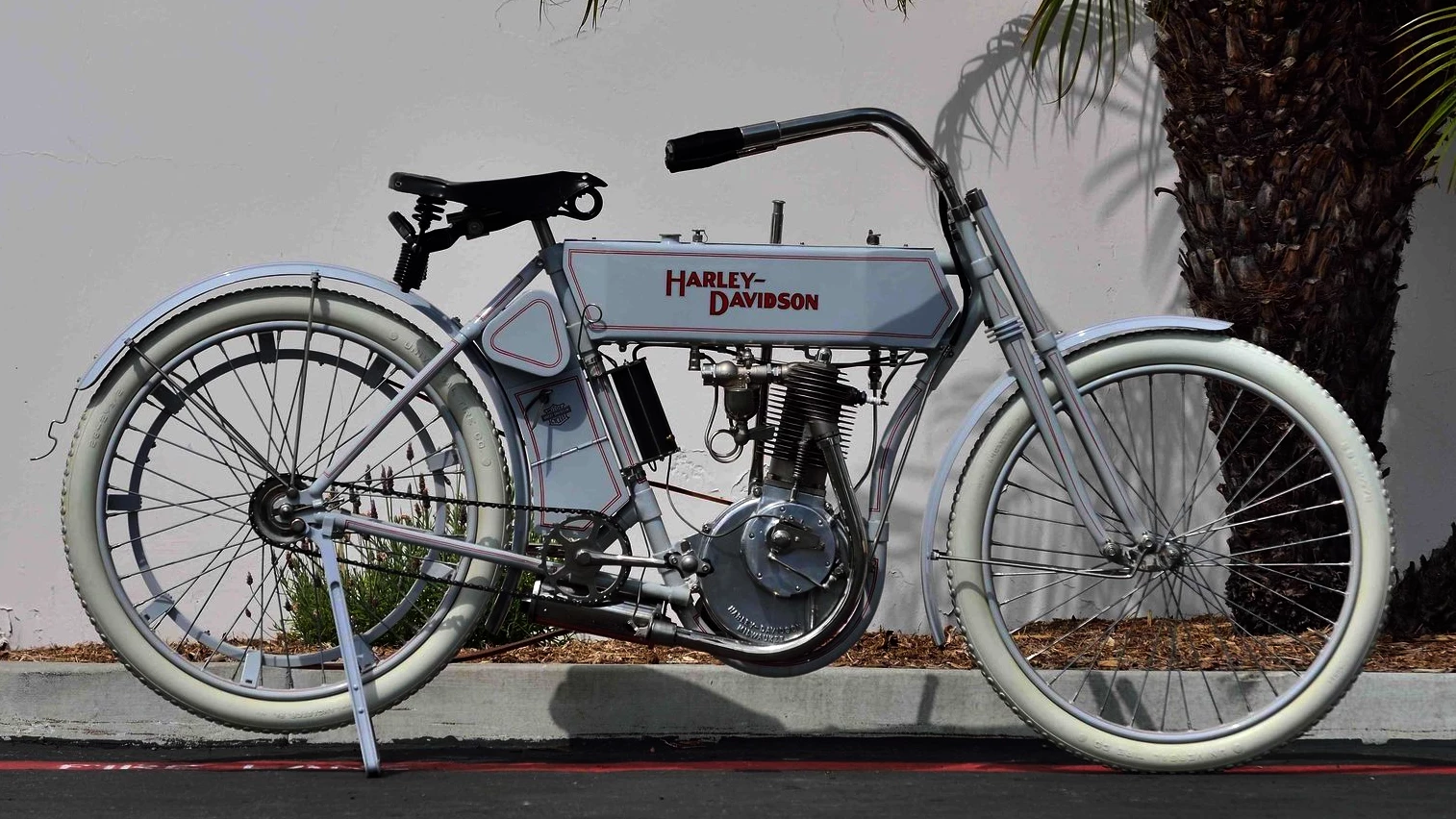 This very early and hence rare 1910 Harley 30 ci (500cc) belt drive single came with full documentation from the Venter Collection and fetched $79,200.