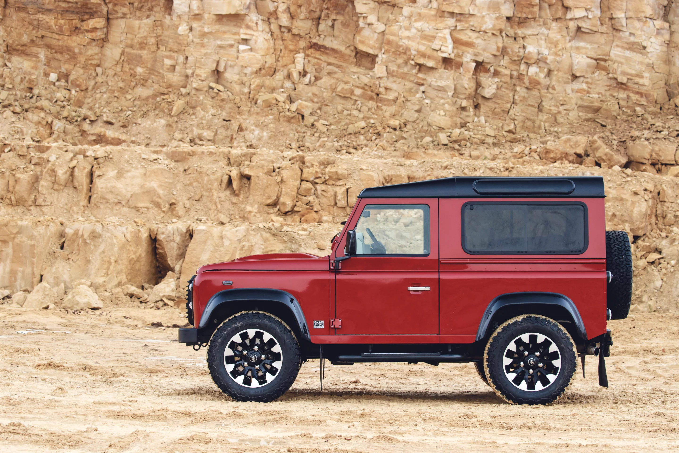 Defender Works V8: Santorini Blackroof, arches and front grille as well as machined aluminum door handles, fuel filler cap and bonnet Defender badge