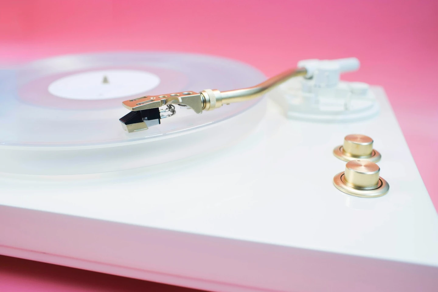 The two knobs up top are used for powering the trntbl on or off (bottom) and for switching between 33 1/3 and 45 RPM speeds (top)