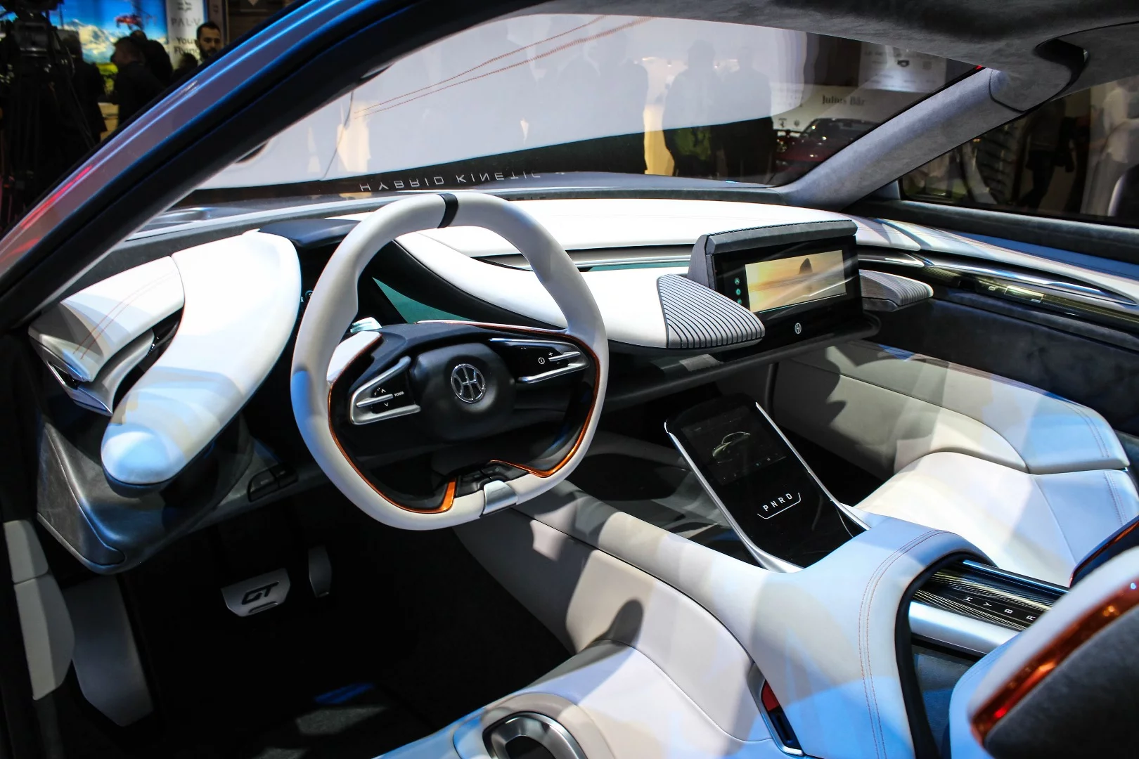 Pininfarina HK GT: steering wheel and dash