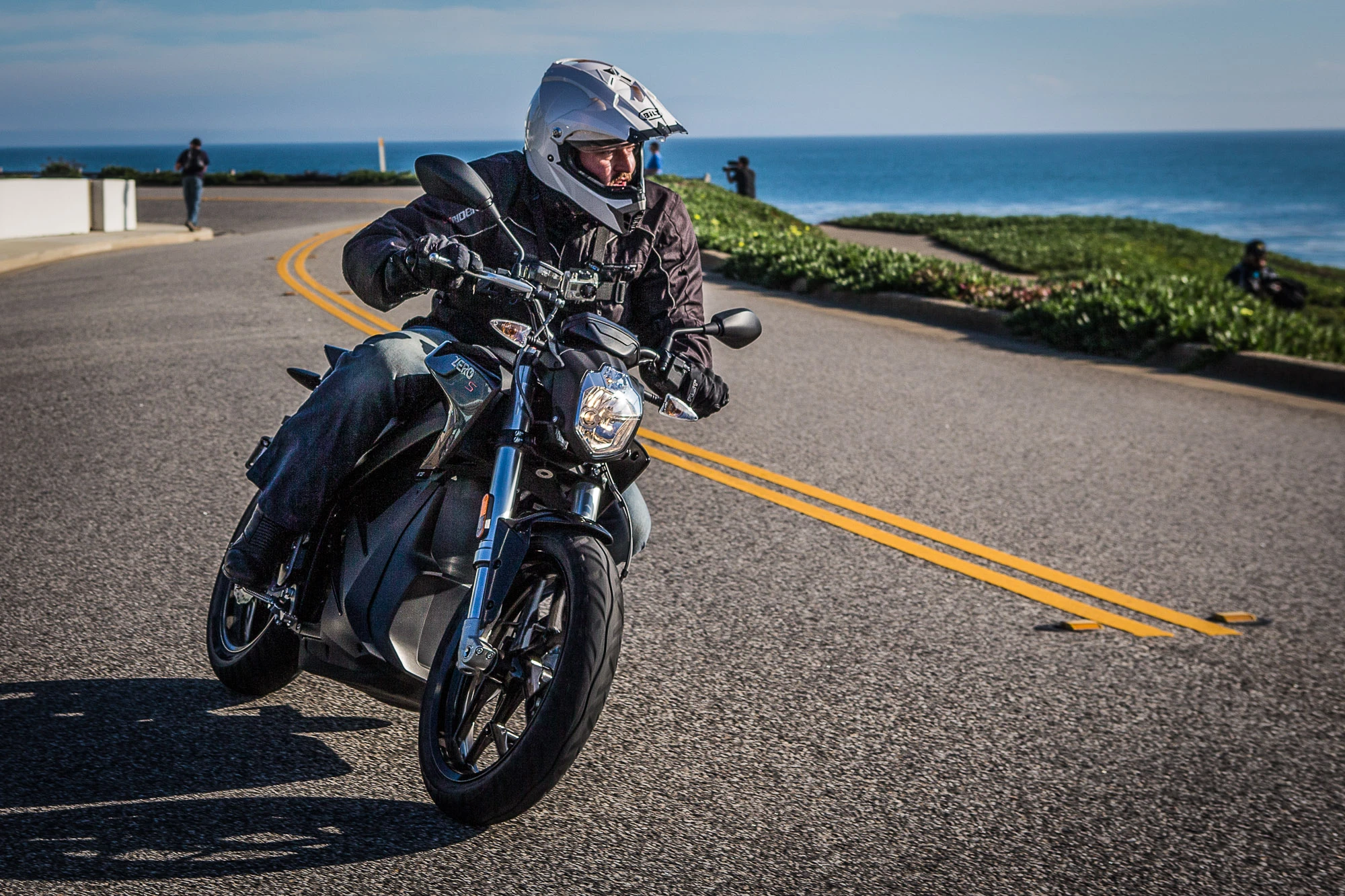 2015 Zero S - makes a meal of a twisty road (Photo: Andrew Wheeler/AutoMotoPhoto.com)