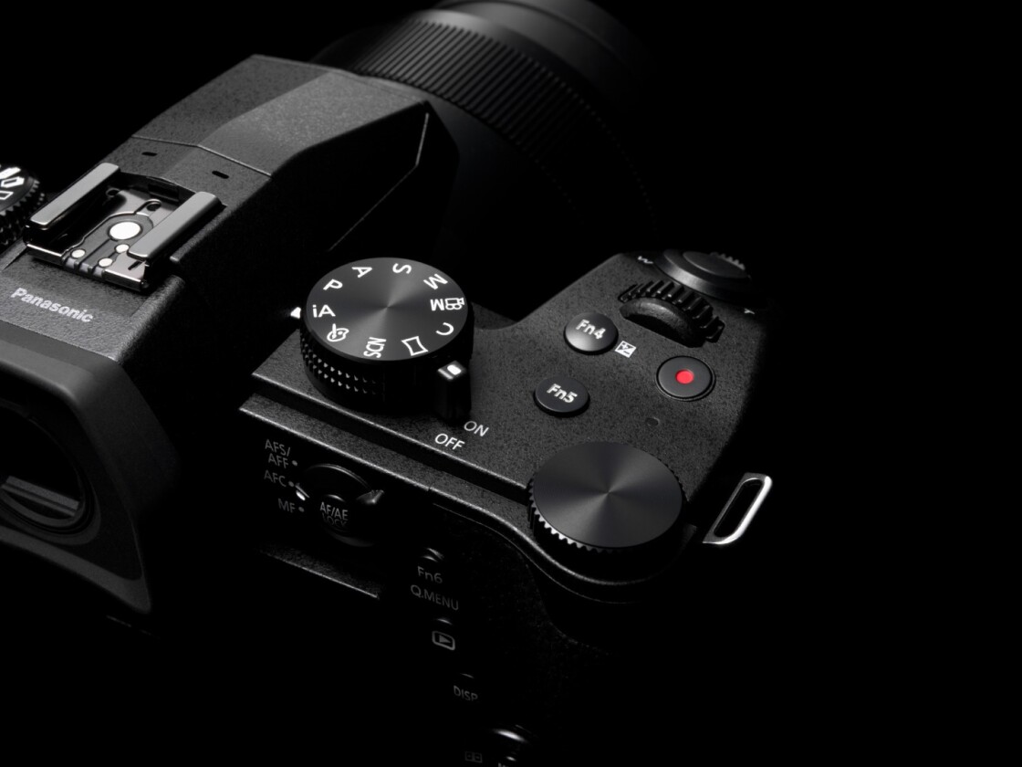 The Lumix FZ1000 II features a 20.1 megapixel, 1 inch CMOS sensor and a 16x optical Leica zoom lens