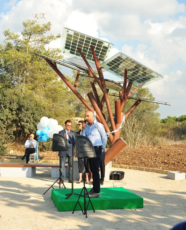 The solar panels spread out on metal "branches"