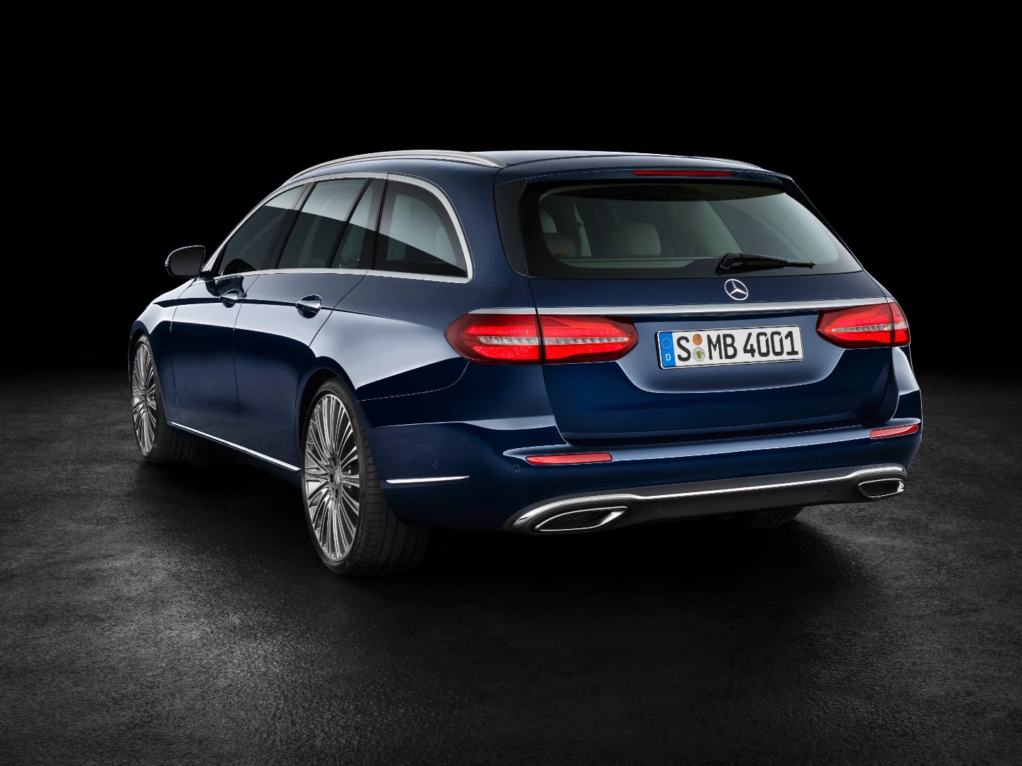 There's 670 liters of luggage space with the rear seats in place, and a whopping 1,820 liters when all three are folded