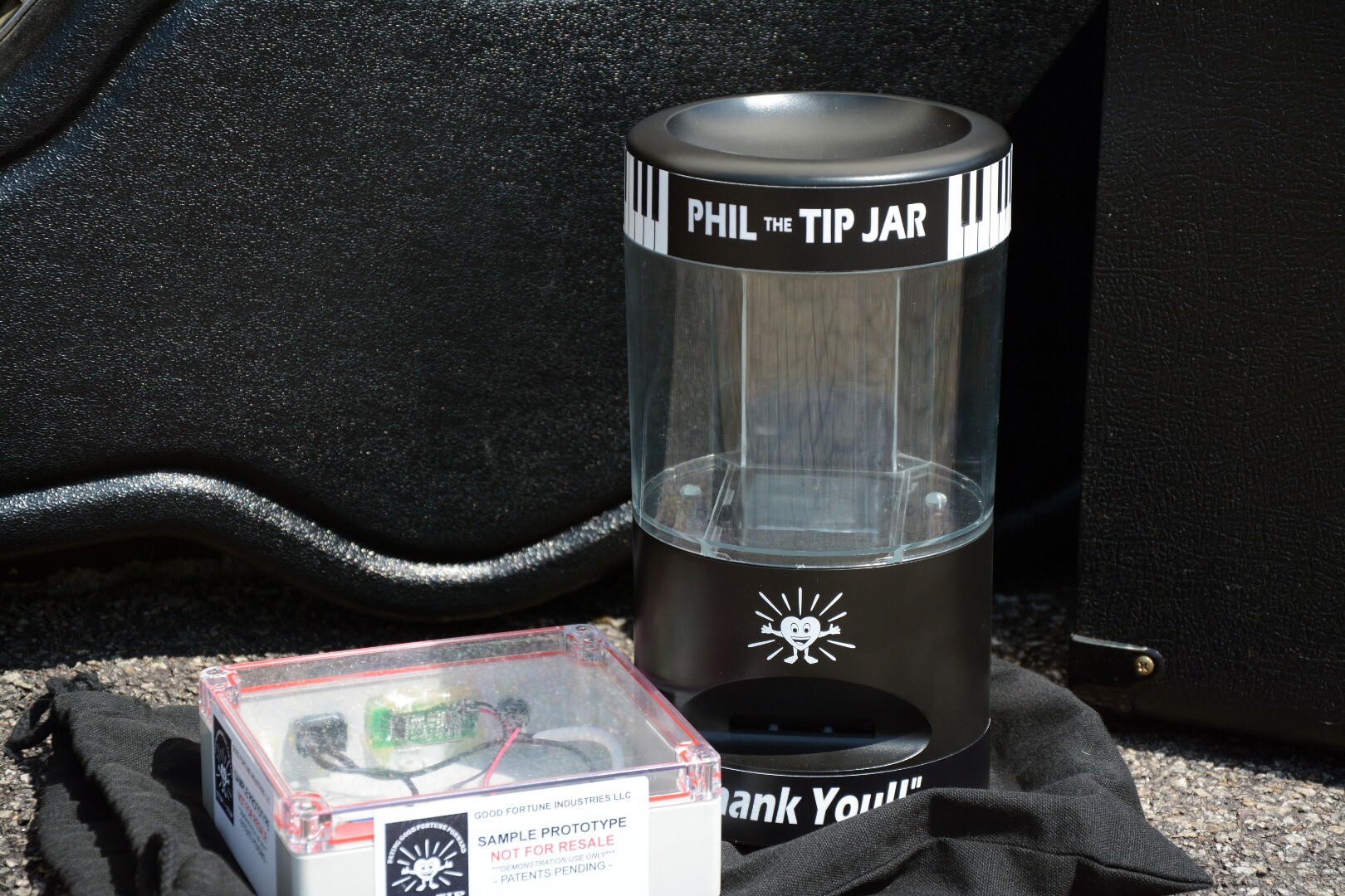 Review Phil the Tip Jar, a carddispensing tip jar for musicians
