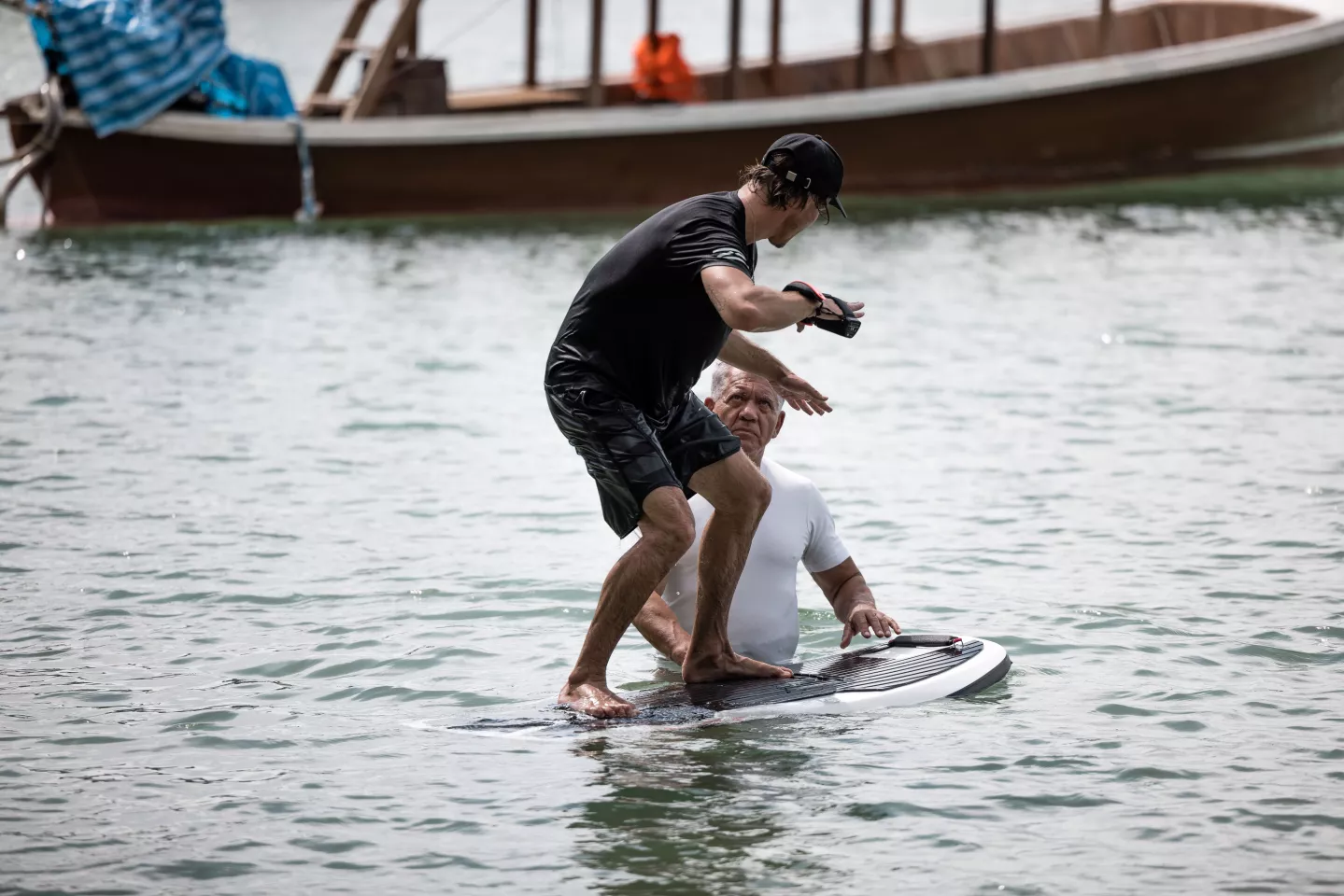 The reinforced carbon fiber/foam hull has a 95-liter volume, wide front area for improved stability and a grippy deckpad benefiting from full coverage