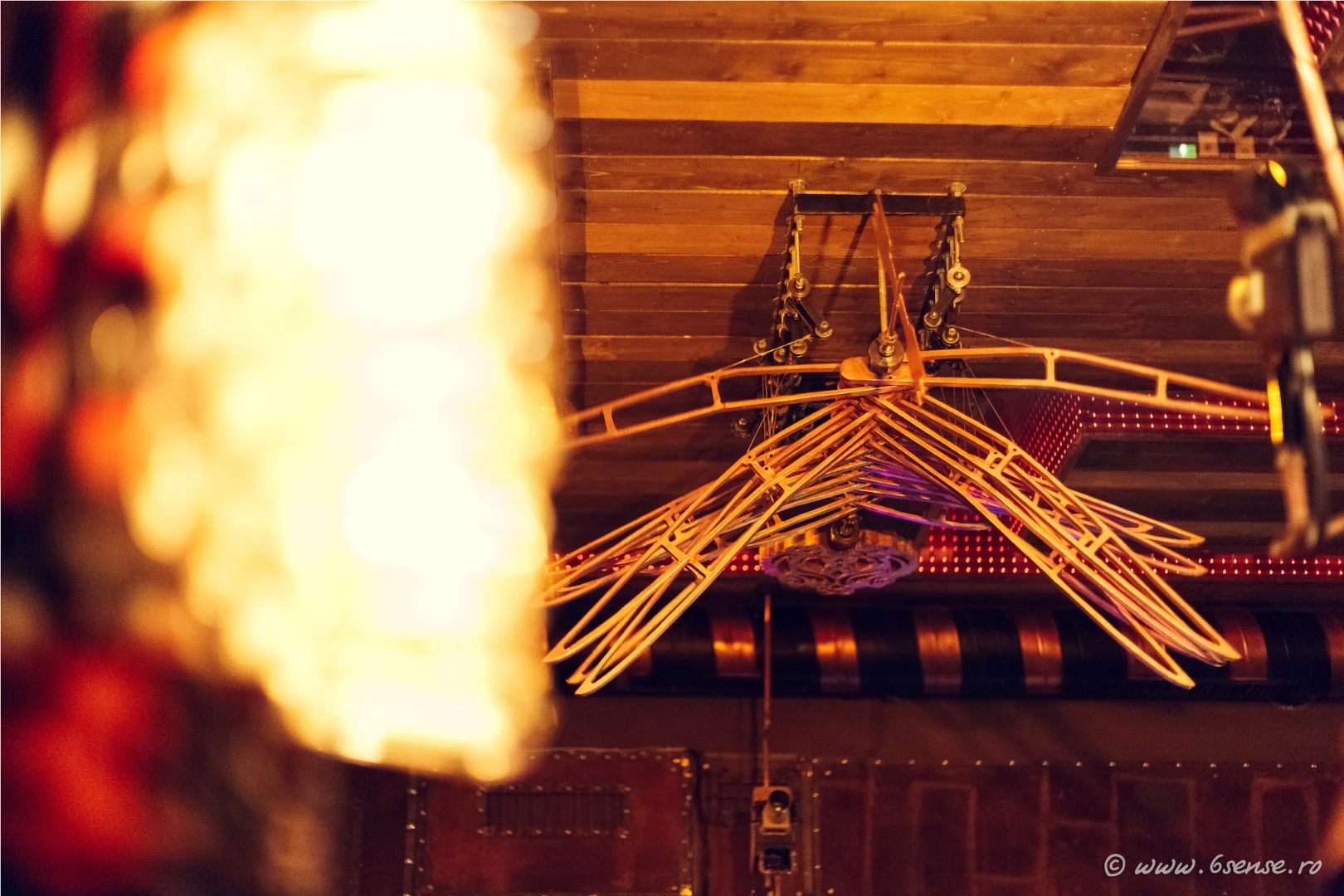 The ceiling is packed with steampunk detailing too