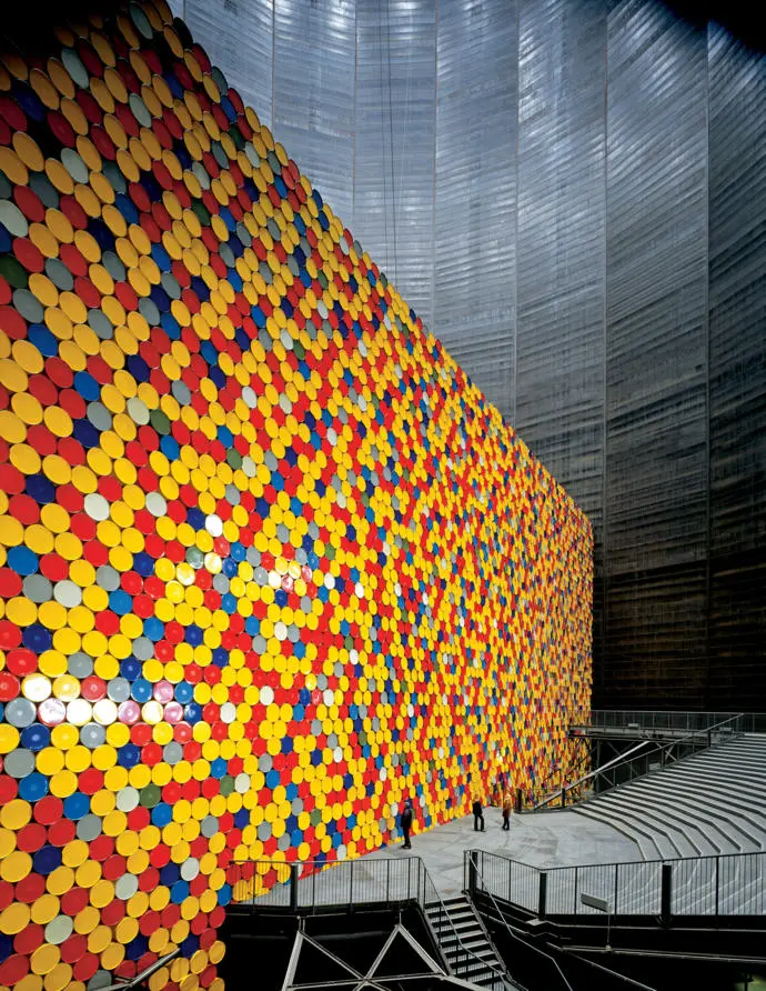 The Wall by Christo and Jeanne-Claude - 13,000 oil barrels, Gasometer Oberhausen, Germany, 1998-99 (Photo: Wolfgang Volz)