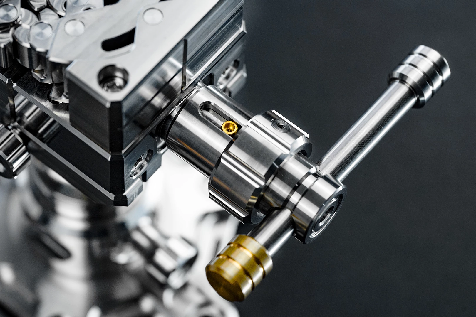 The gold-plated clamping mechanism can be mounted on the left or right side