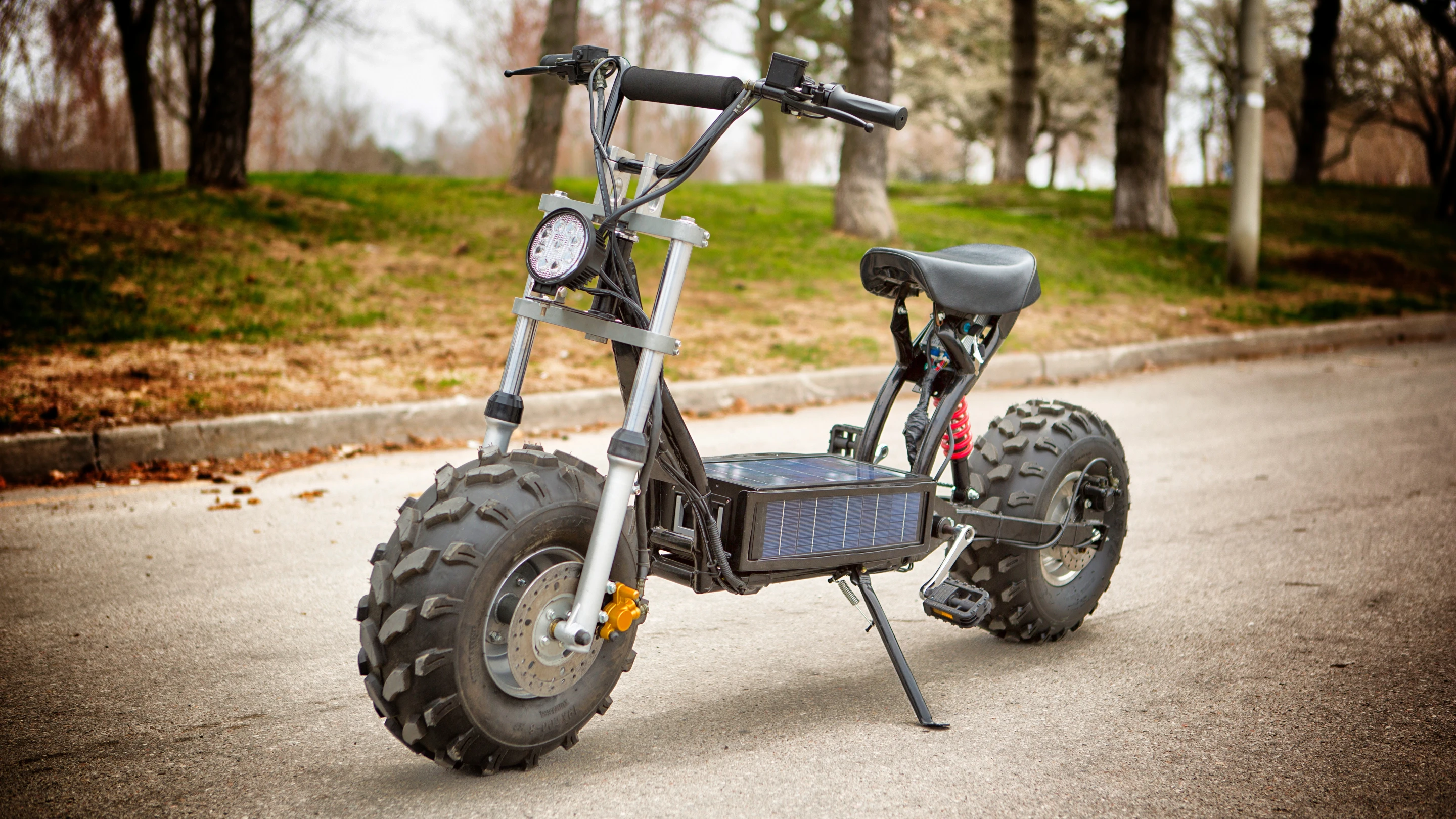 Running on a modest 500 W (0.67 hp) gearless hub motor, The Beast has a top speed of 32 km/h (20 mph)