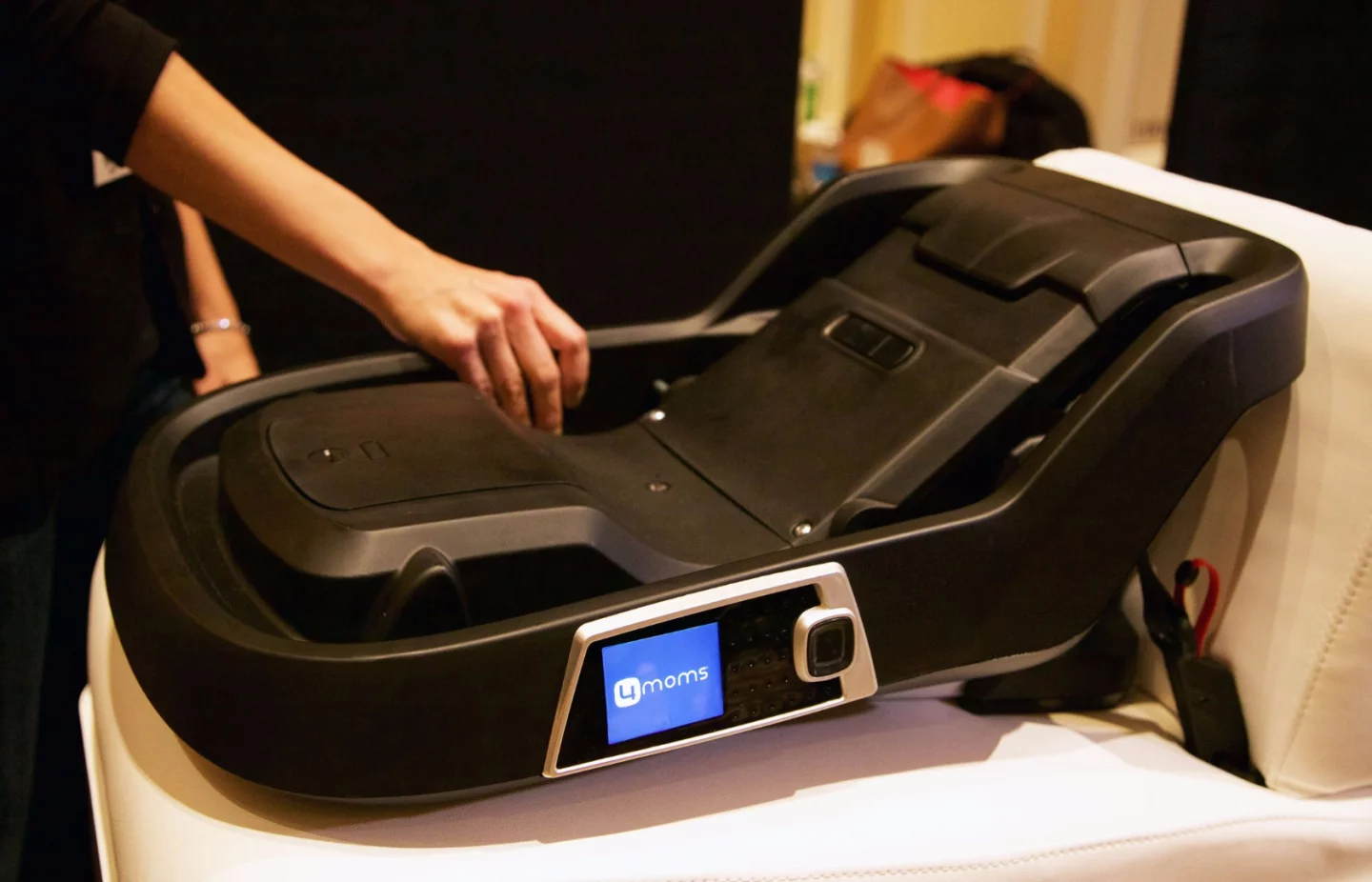 The self-leveling process of the 4moms car seat can account for a vehicle that is not parked on a level surface