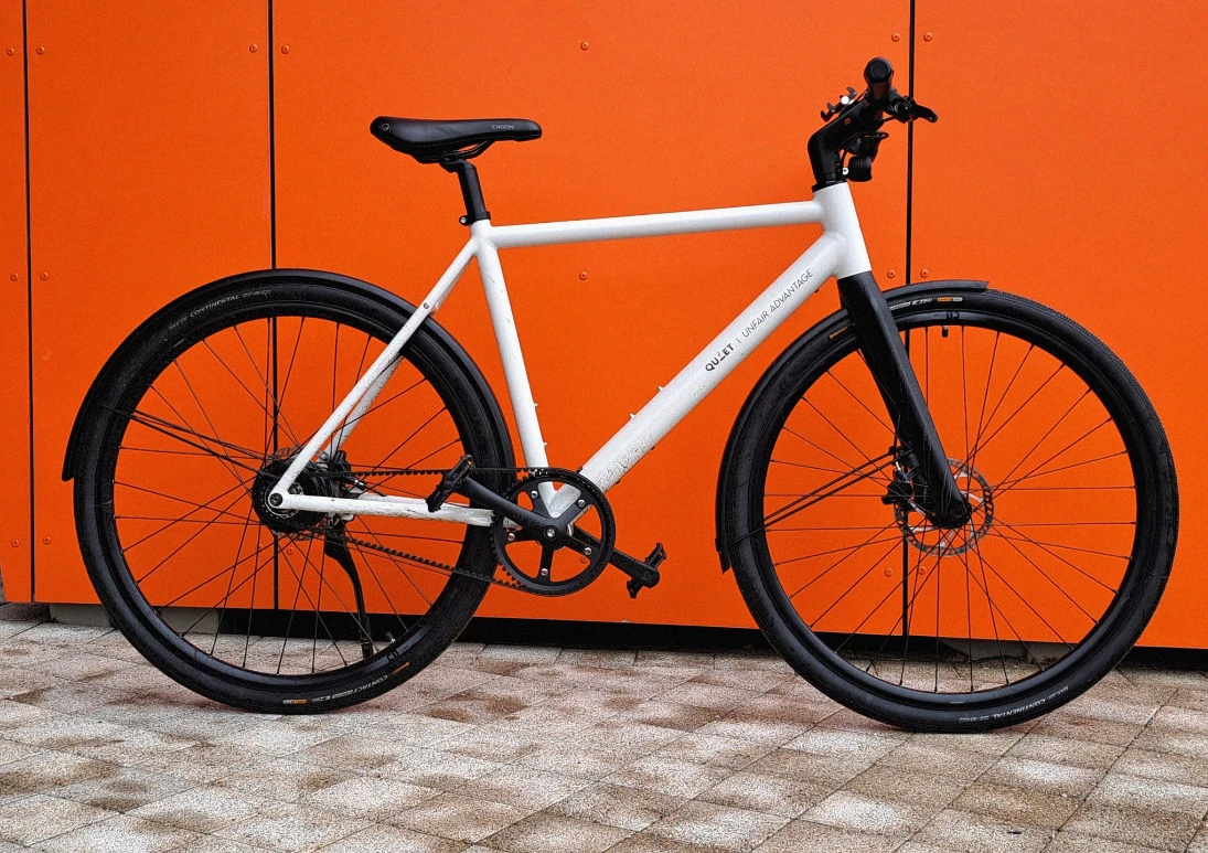 With its battery pack and wires integrated internally and its 250-W hub motor barely visible behind the rear cog, the QU-ET Unfair Advantage dresses up like a standard pedal bicycle this Halloween