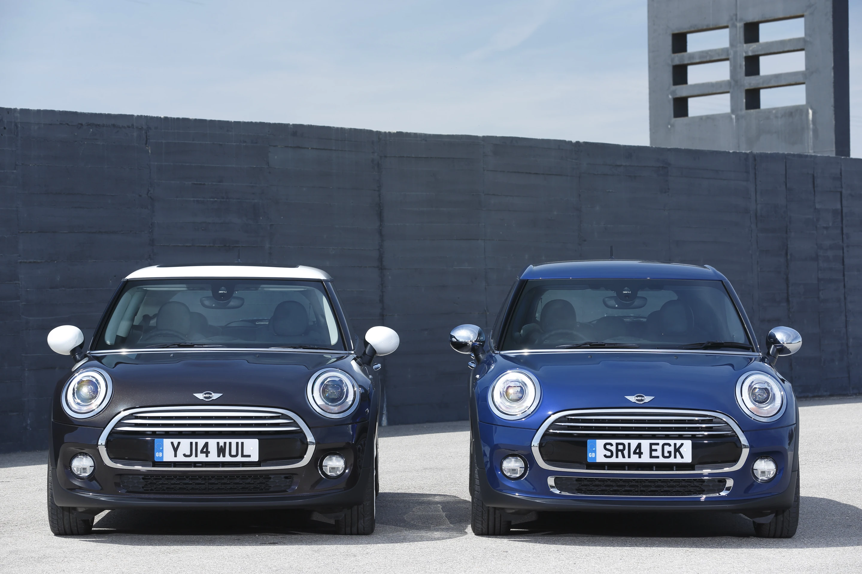 Front comparison of the 5-door and 3-door Minis