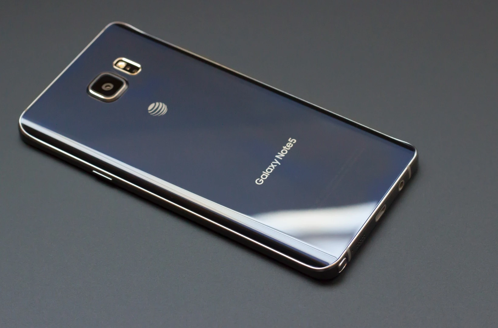 Like the Galaxy S6, the Note 5 has an aluminum frame with a glass back