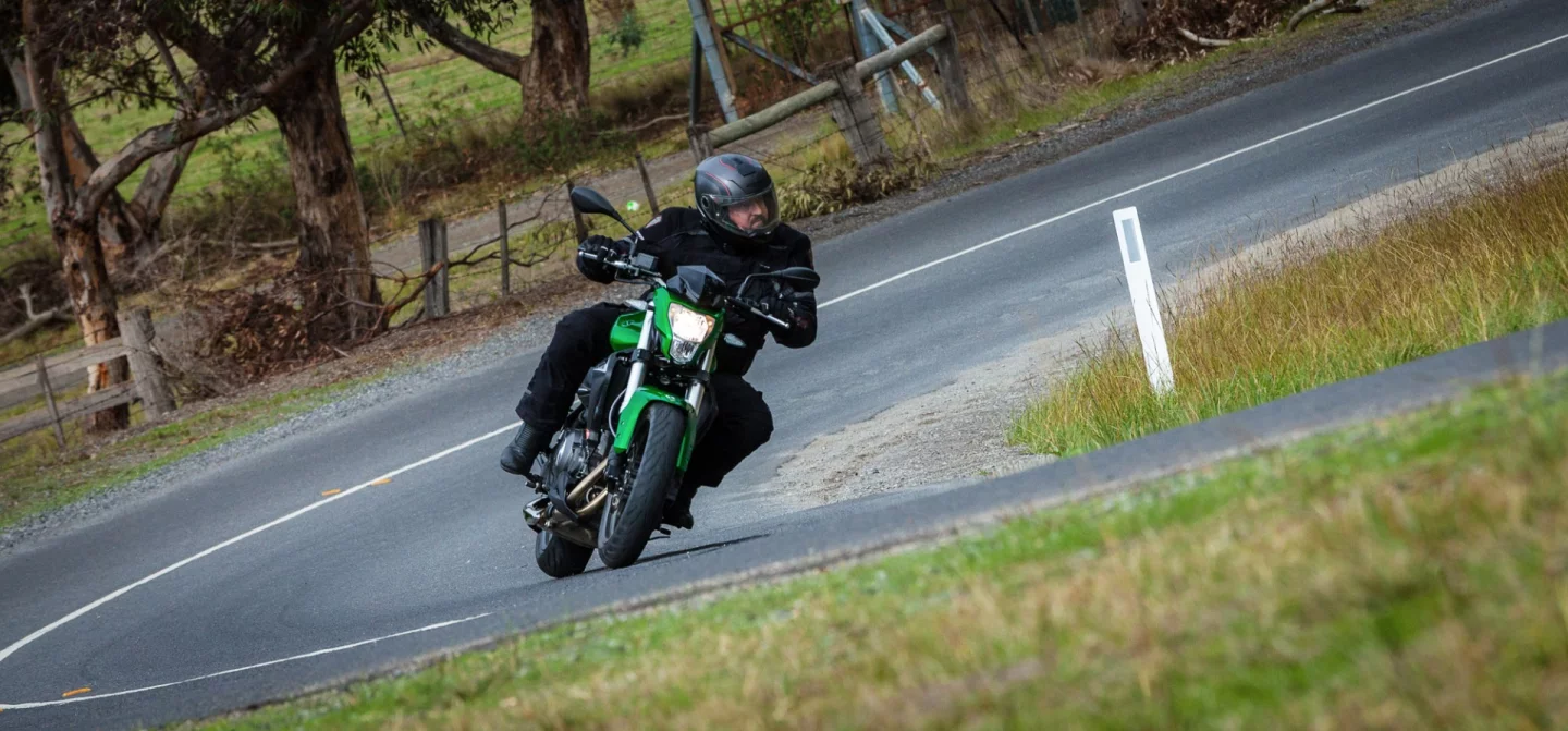Benelli BN302 - corners well on Pirelli Angel tyres (Photo: Chris Blain/Gizmag)