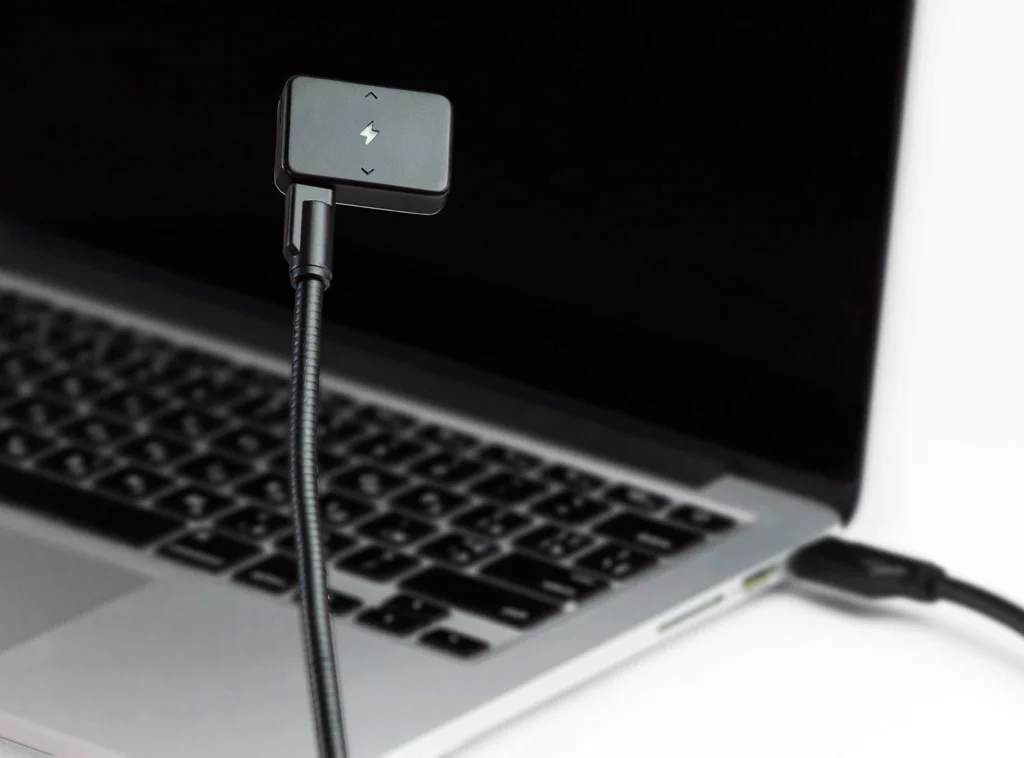 The iblazr 2 wireless LED flash cane be used with a flexible USB charger which doubles as a lamp stand