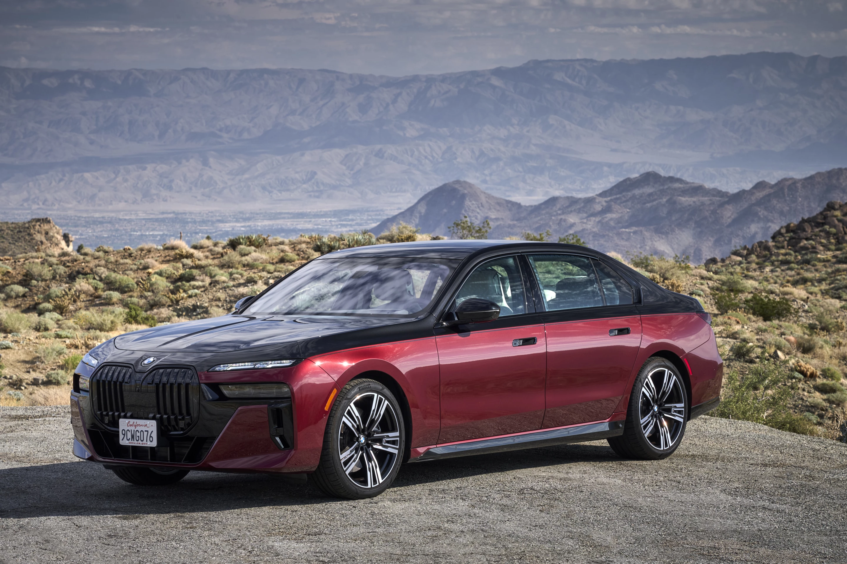 One of two two-tone paint options for the 2023 BMW 7 Series