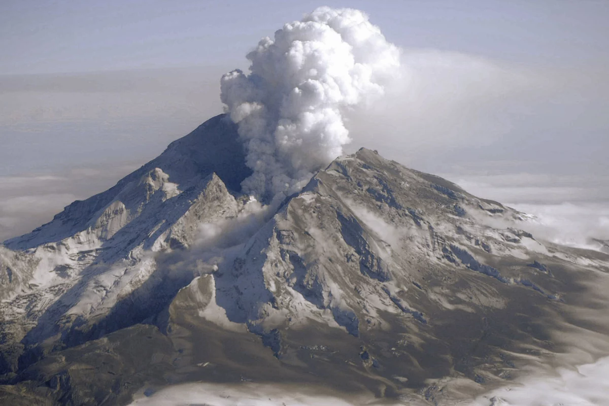 Mount Redoubt erupting in Alaska, in 2009