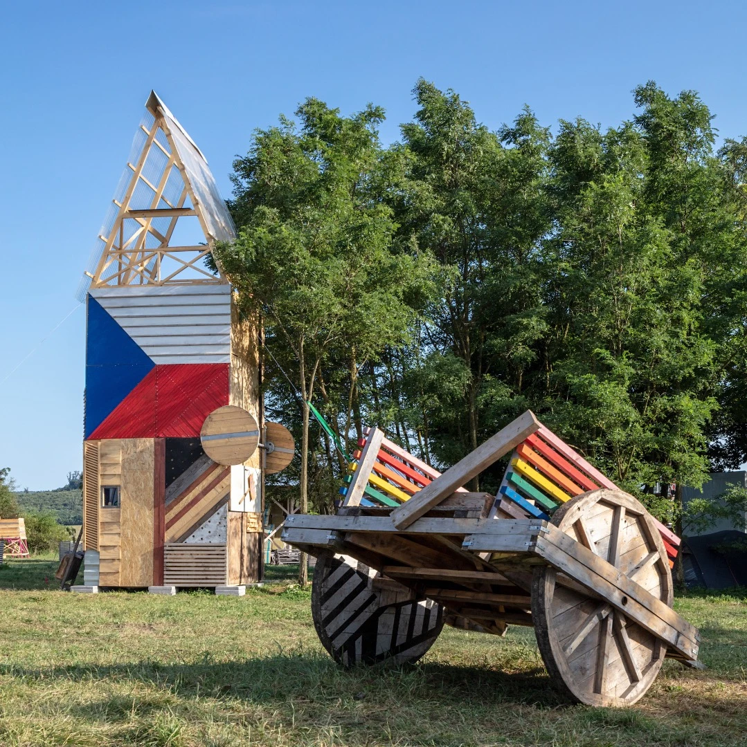 Project vertical cabin is one of the seven interesting cabin designs thought up by students at this year's Hello Wood festival in Hungary