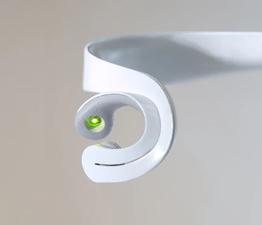The headset uses an optical pulse sensor to detect minute color changes in ear tissue
