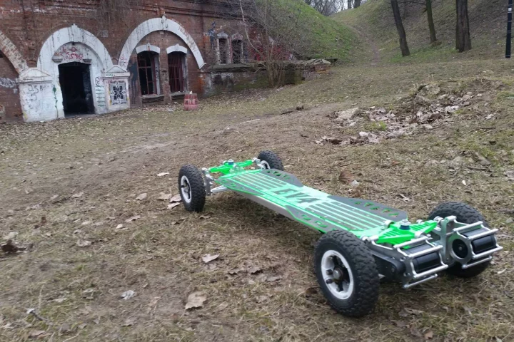 The Boardzilla Mountain Board can roll for 20-40 km and achieve a top speed of 40km/h