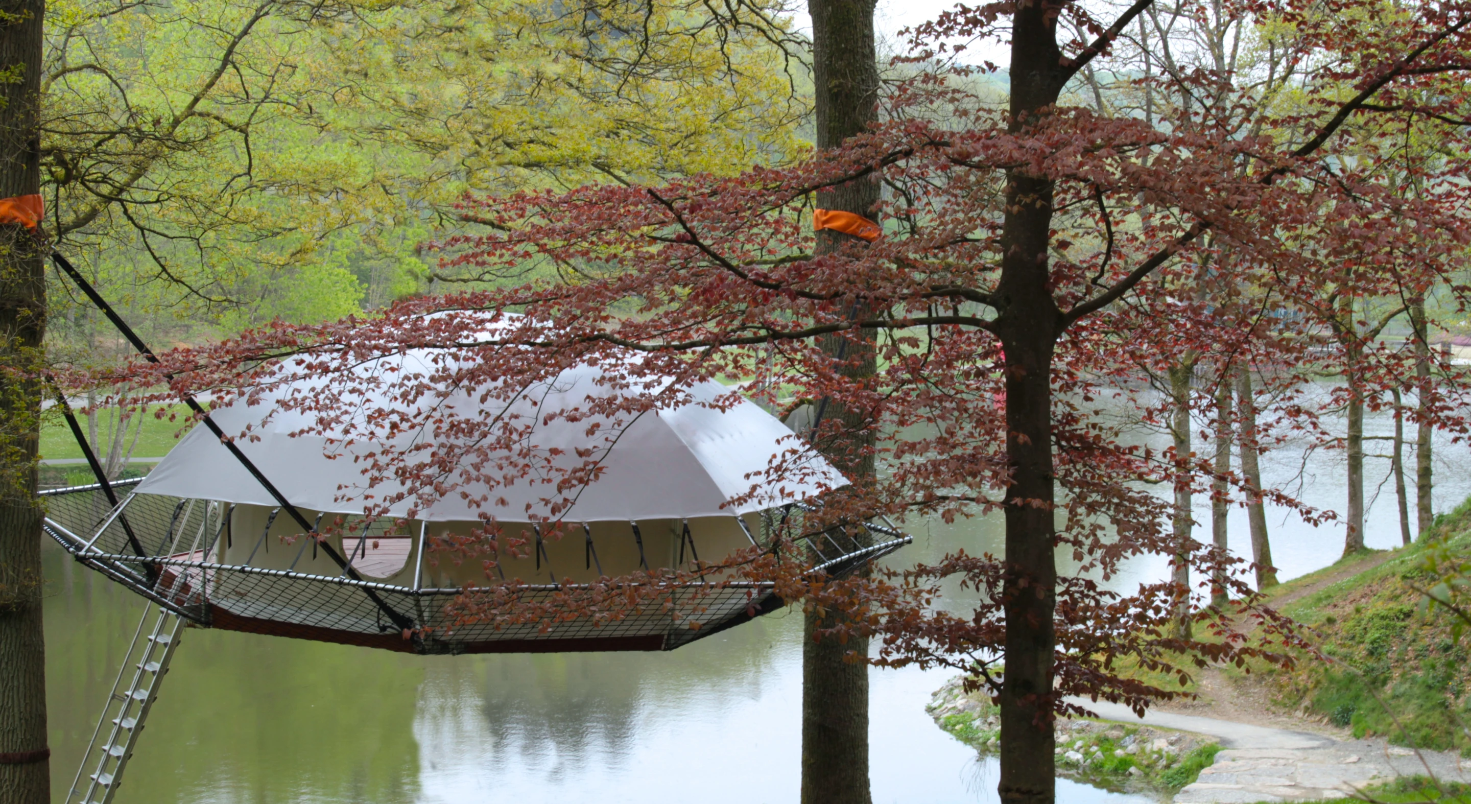Dom'Up is an innovative treehouse that draws inspiration from tree camping and traditional treehouse structure