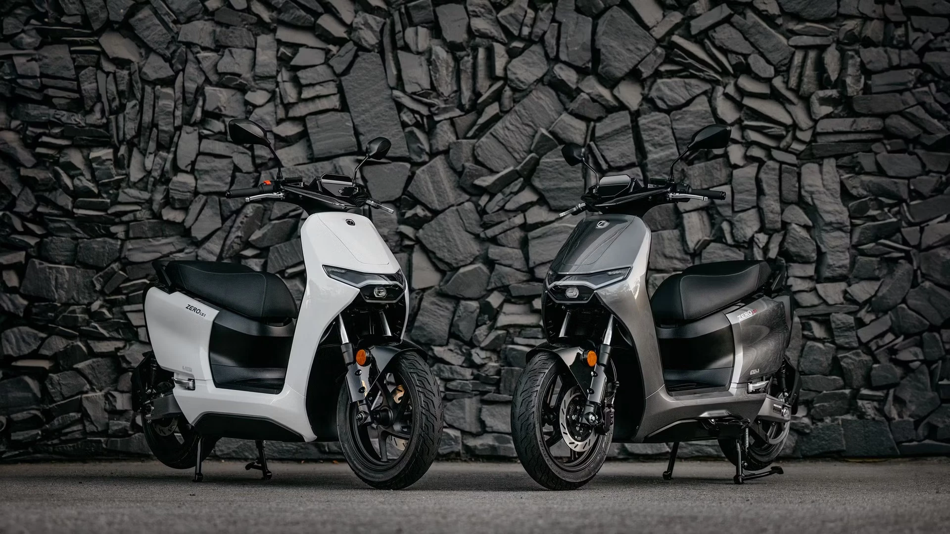 In its stock two-battery setup, the LS1 offers up to 71 miles (115 km) of range, while the more expensive three-battery configuration offers a 106-mile range (170 km)