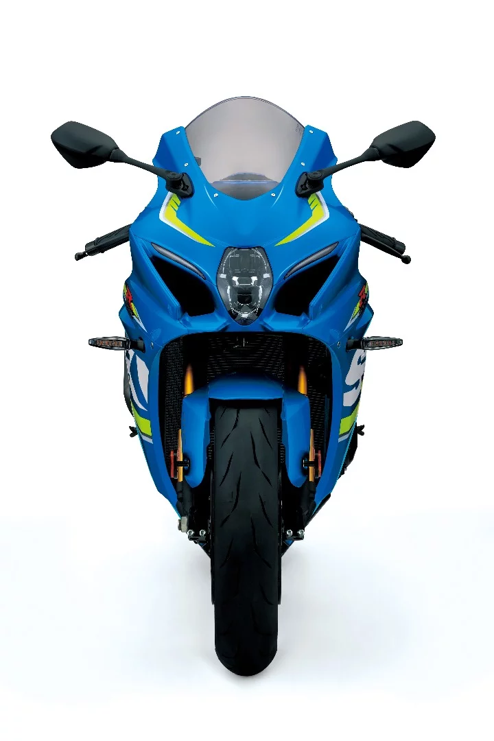 The shape of the frontal area of the 2017 Suzuki GSX-R1000R retains the looks of recent models, replacing the big light surfaces with enournous air intakes