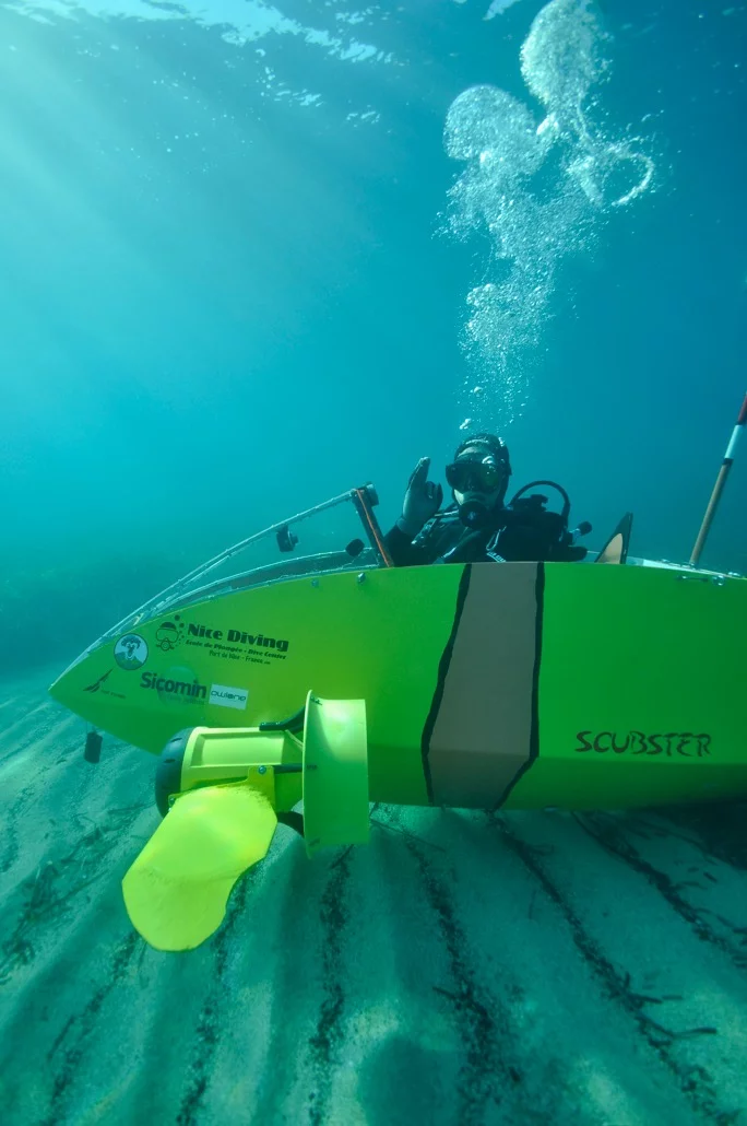 The Scubster Nemo prototype has a prop on each side of the craft, each able to be rotated independently using lever couple to bars