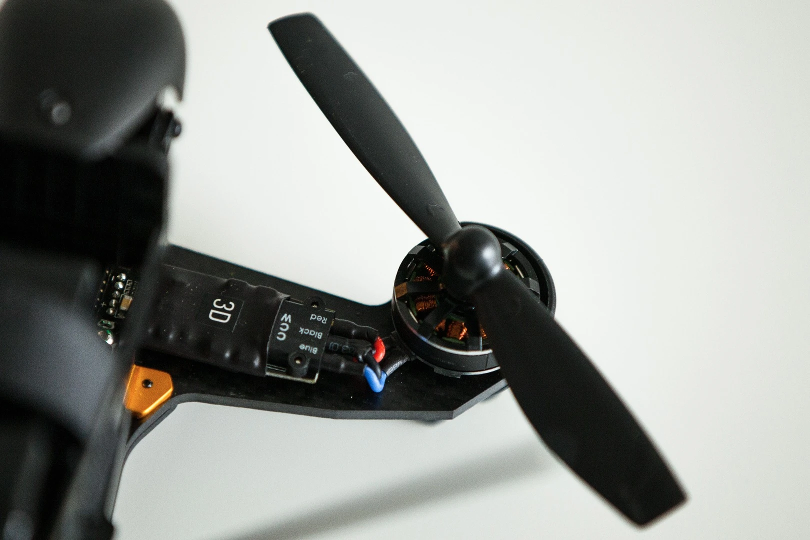 Walkera F210 3D: 3D flight control ESCs allow the motor to spin up both ways in 3D mode flight