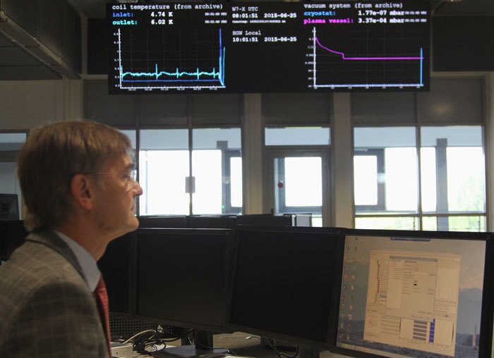 Coil tests: In the control room, the measured data from all test series are brought together and evaluated.