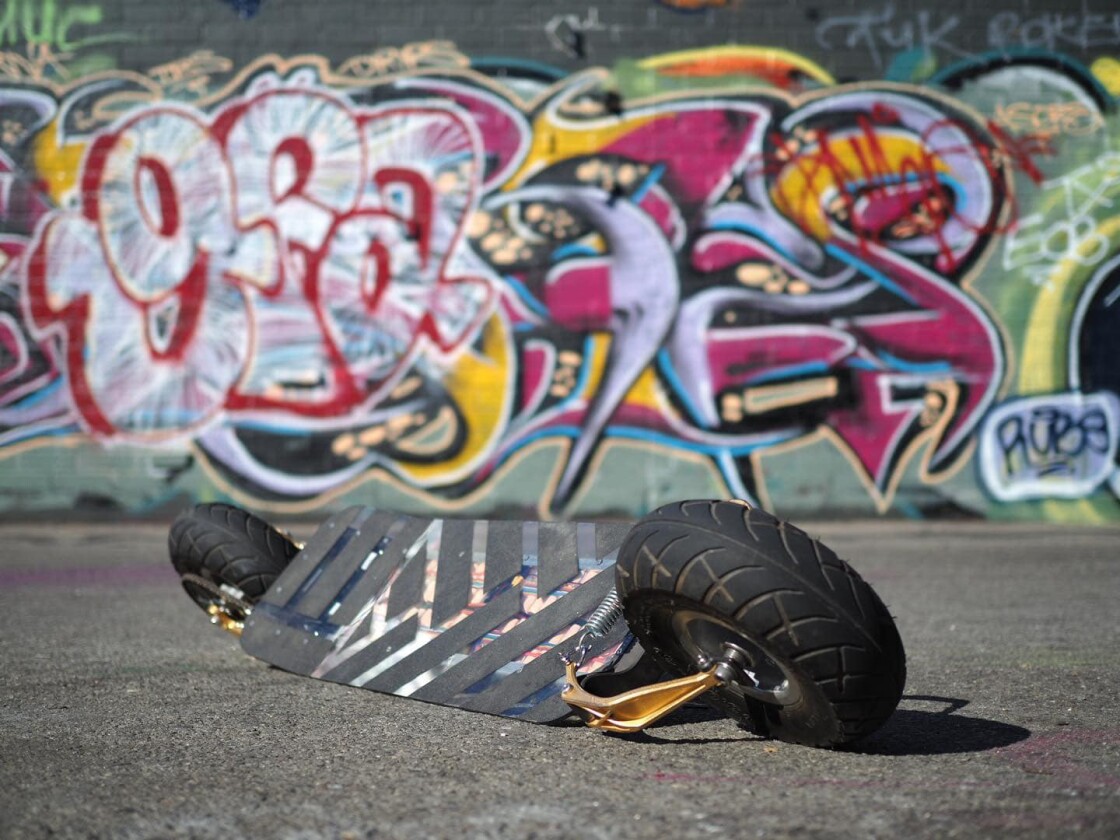 The Speedboard has a turning radius of 8 ft (2.4 m), and can accommodate riders weighing up to 250 lb (113 kg)