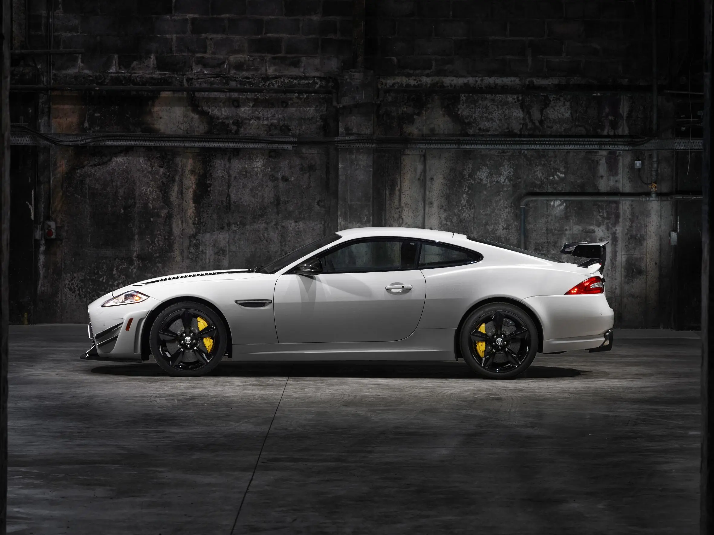 Jaguar has brought its 550 PS (542 hp) powerplant with matching 680 Nm (502 ft.lbs. ) of torque to the table