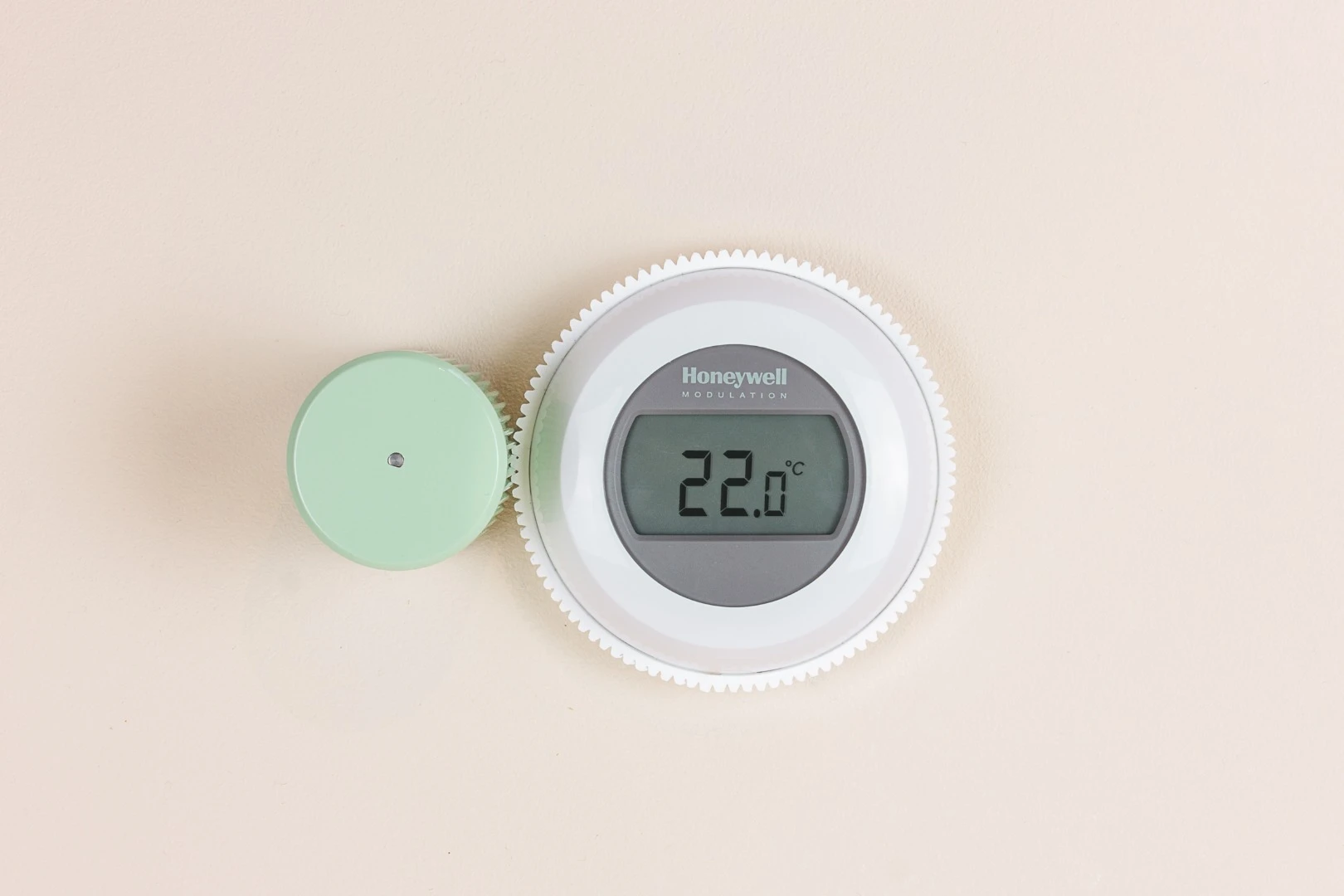 A Smartians actuator next to a thermostat allows for remote home heating control