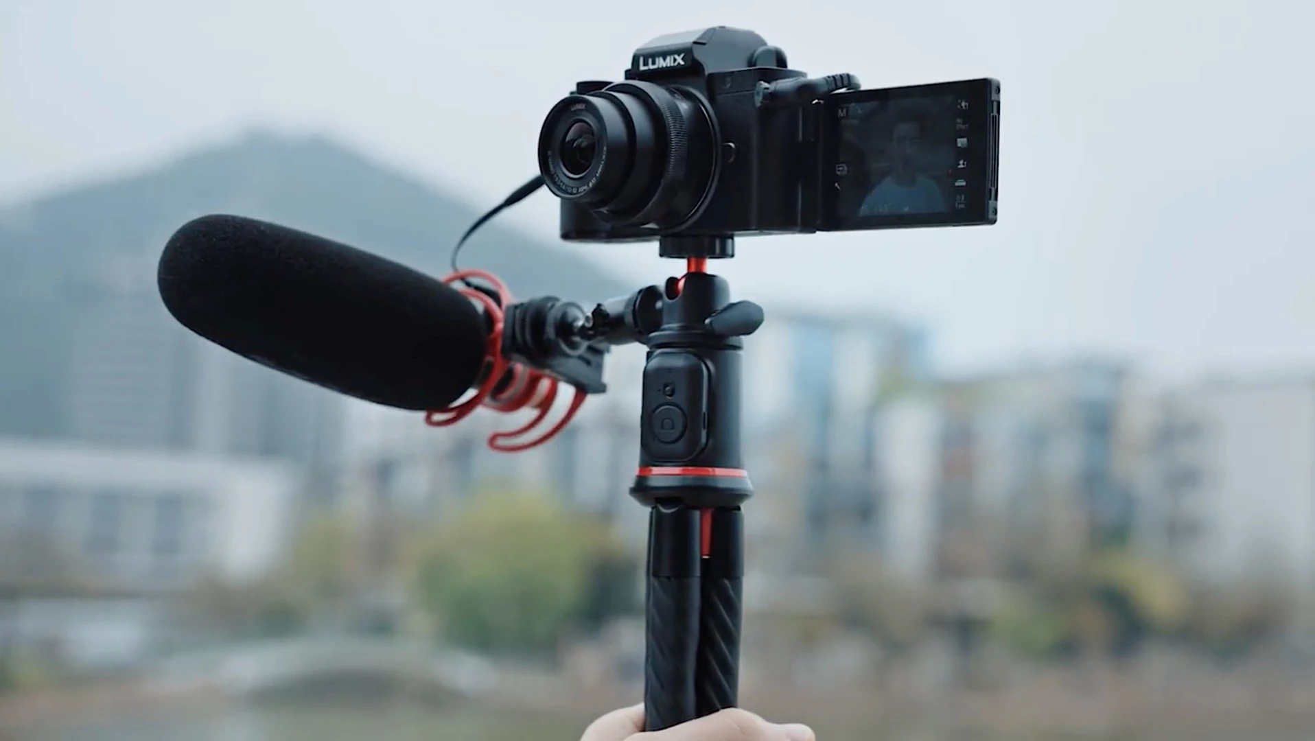 The Tokqi CO3 Octopus features a cold shoe mount for peripherals such as microphones