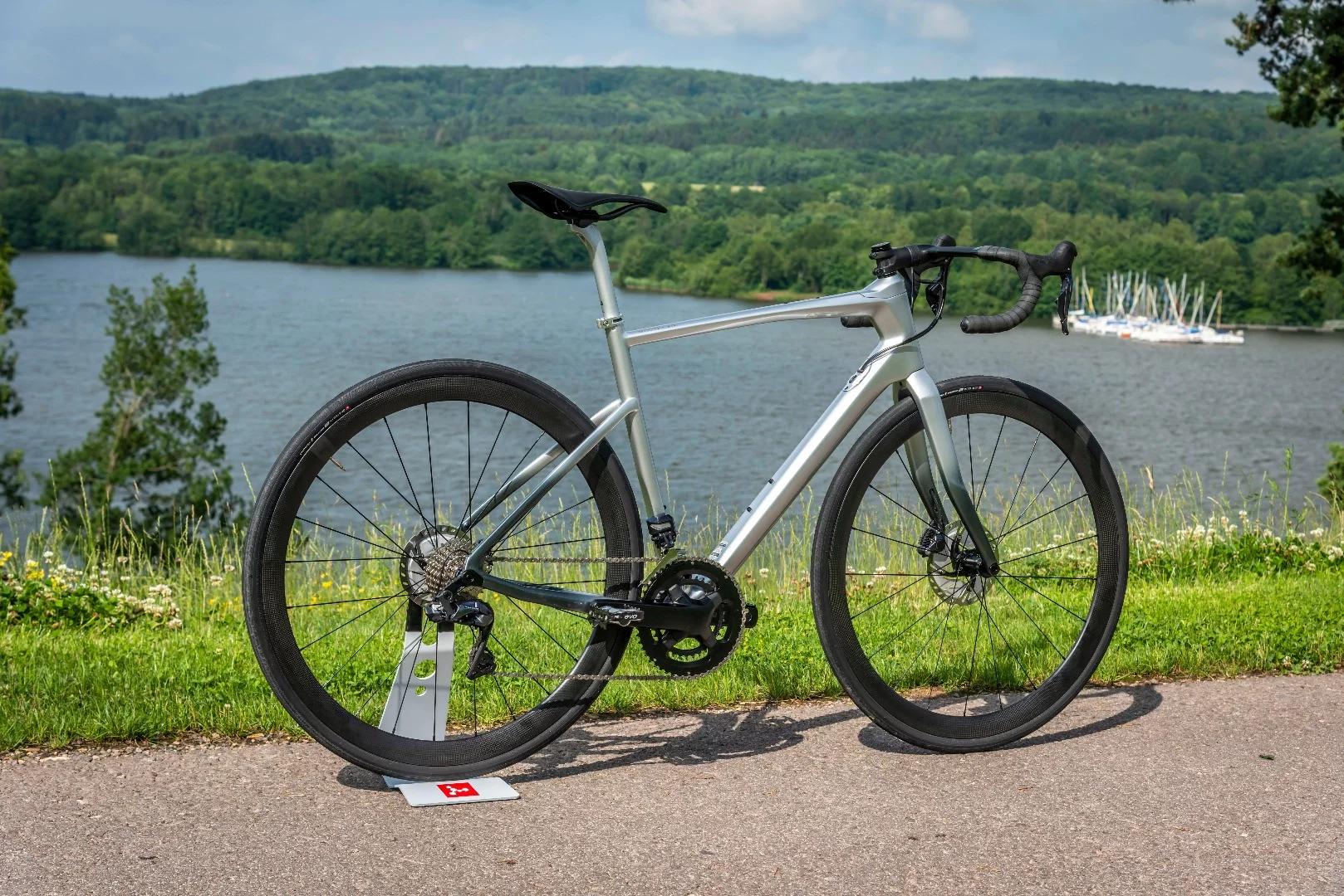 The Mercedes-Benz Style Endurance Bike features an Argon 18 full carbon fiber frame and a specially-shaped fork that's optimized for vibration absorption and control