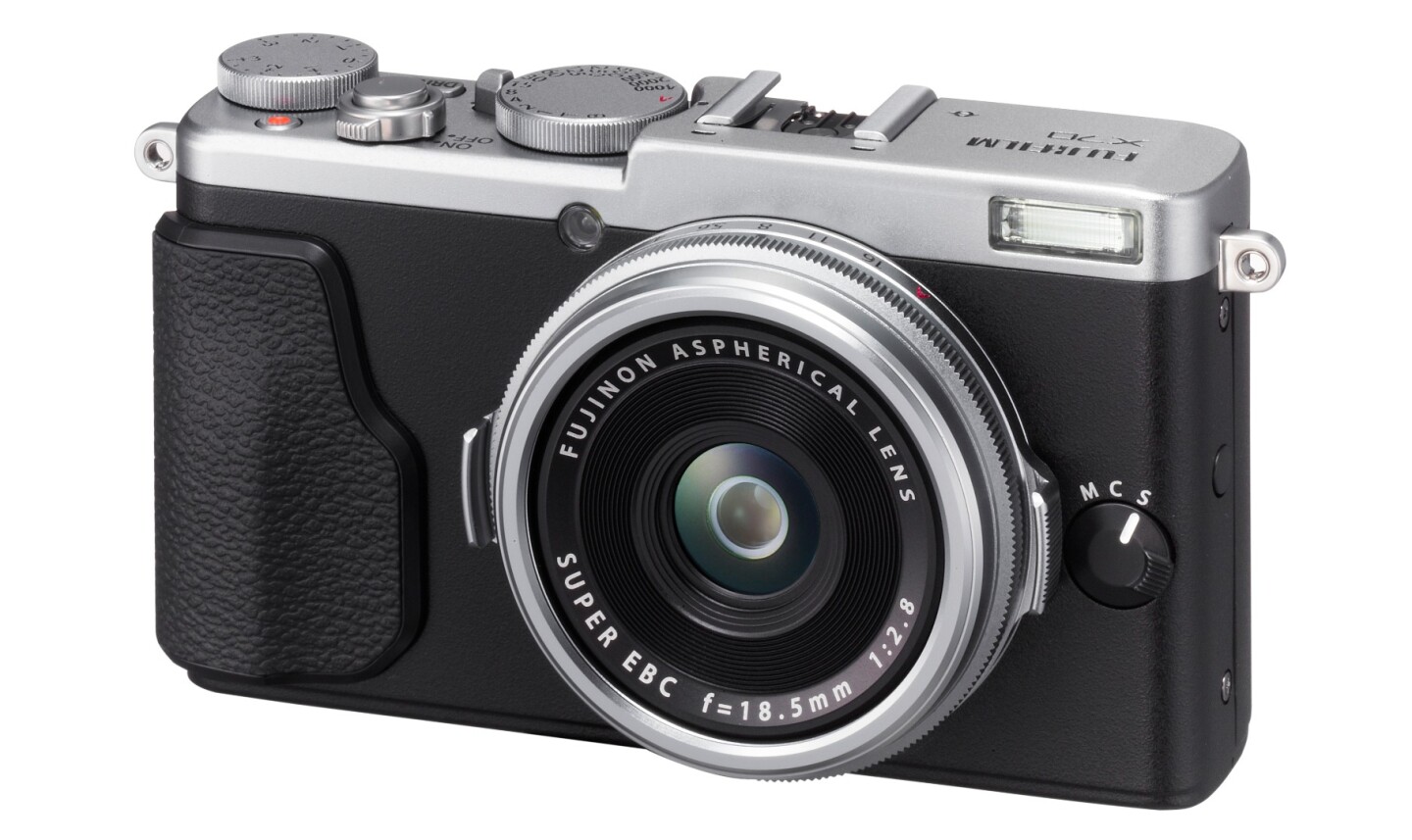 The Fujifilm X70 has a 18.5-mm F2.8 lens, giving a 28-mm equivalent