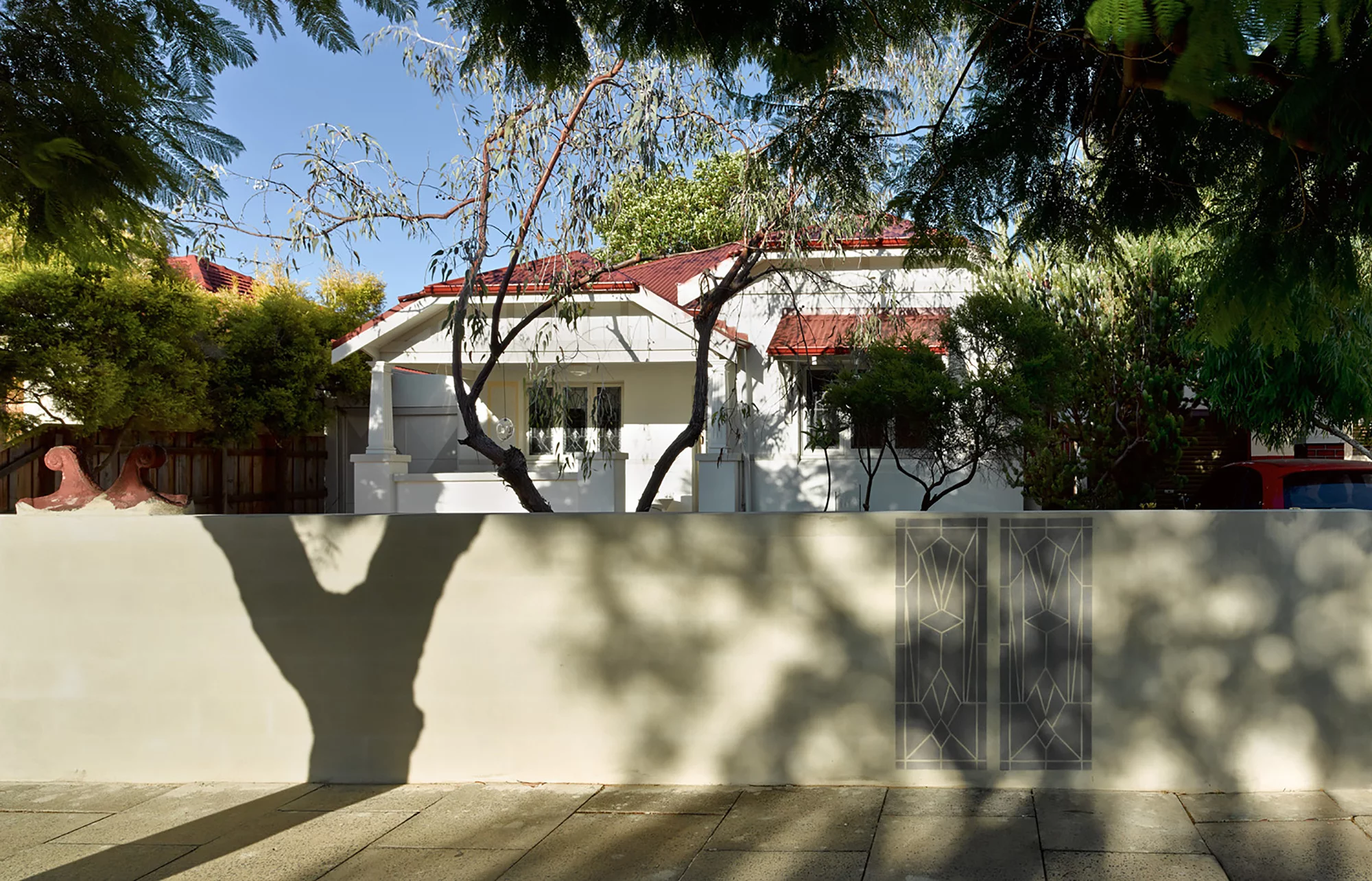 Casa 31_4 Room House looks like every other house in the neighborhood when viewed from the street (Photo: Peter Bennetts)