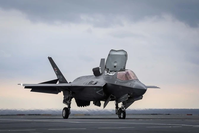 The F-35B on the deck of HMS Queen Elizabeth