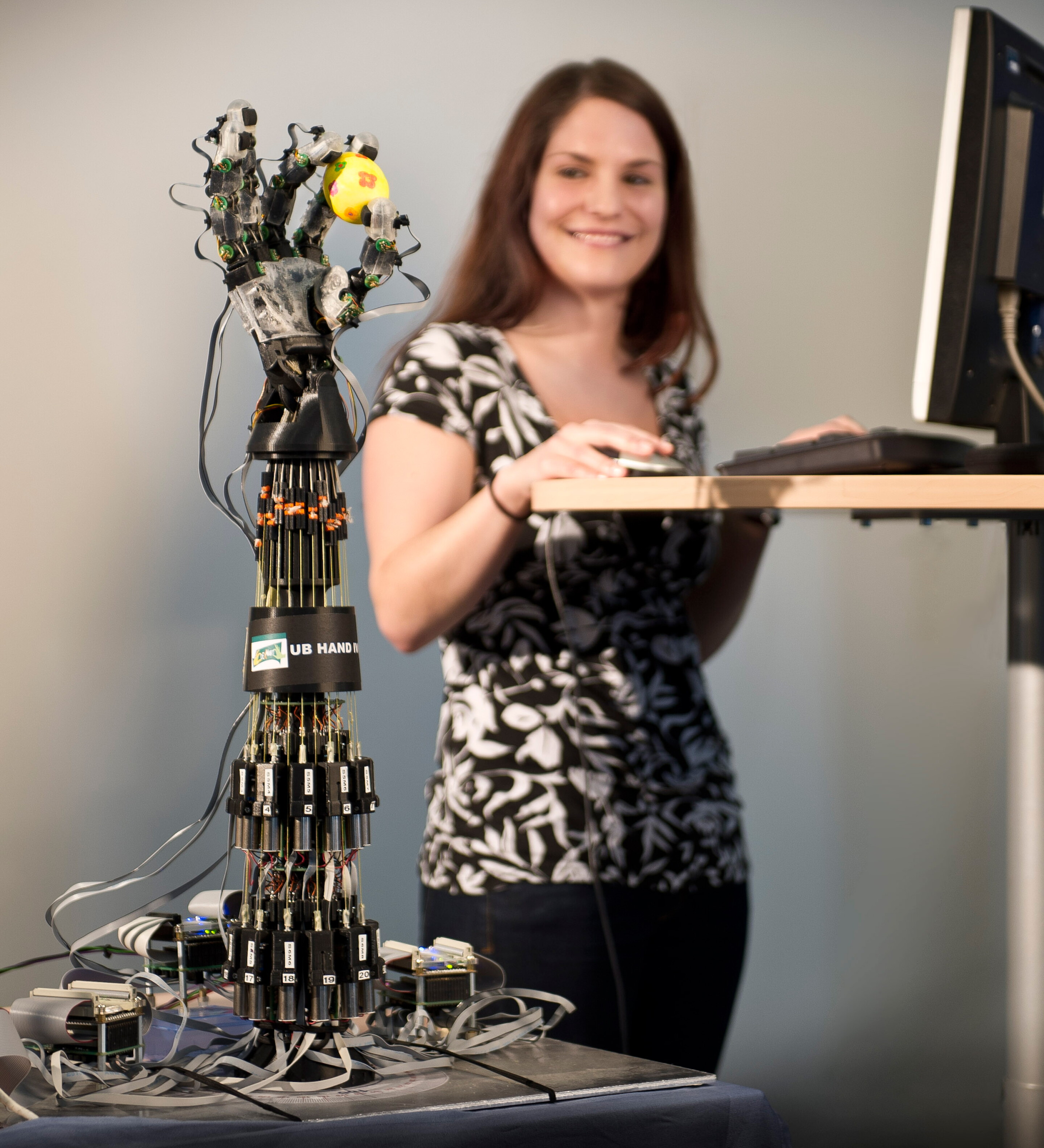 Robotic hand gets a grip using string artificial tendons