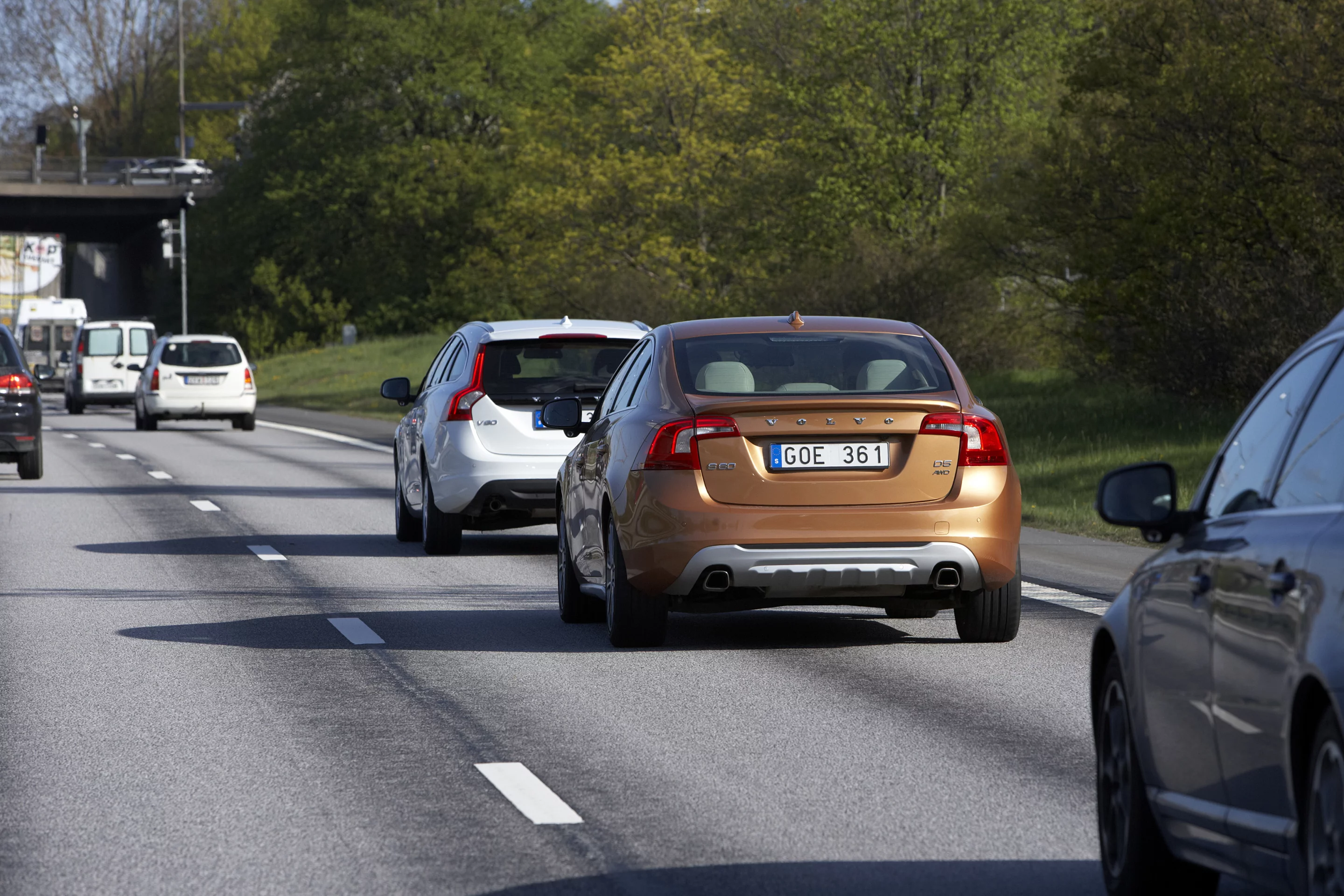 Radar sensors and a camera give input to the traffic jam assistance system, which automatically controls the speed, the brakes and the steering in order to follow the vehicle in front