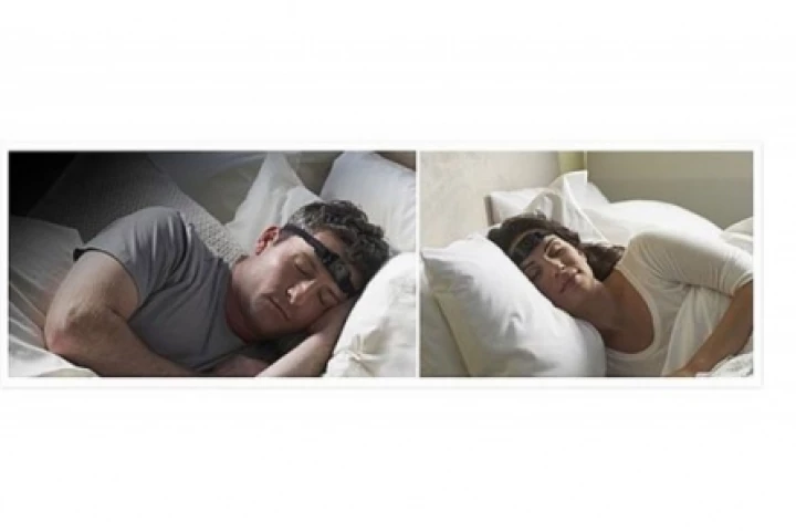 The Zeo Headband tracks the user's unique sleep patterns and sends data wirelessly to the bedside display