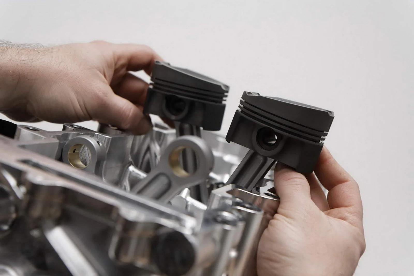 By using slanted pistons Horex could allow for a flat cylinder head, saving on complexity and costs
