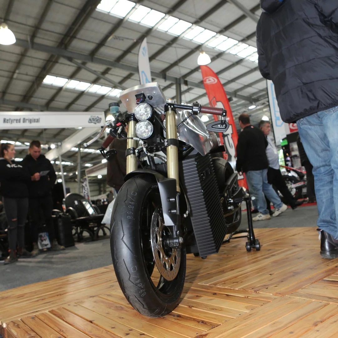 Savic electric cafe racer: twin stacked headlights