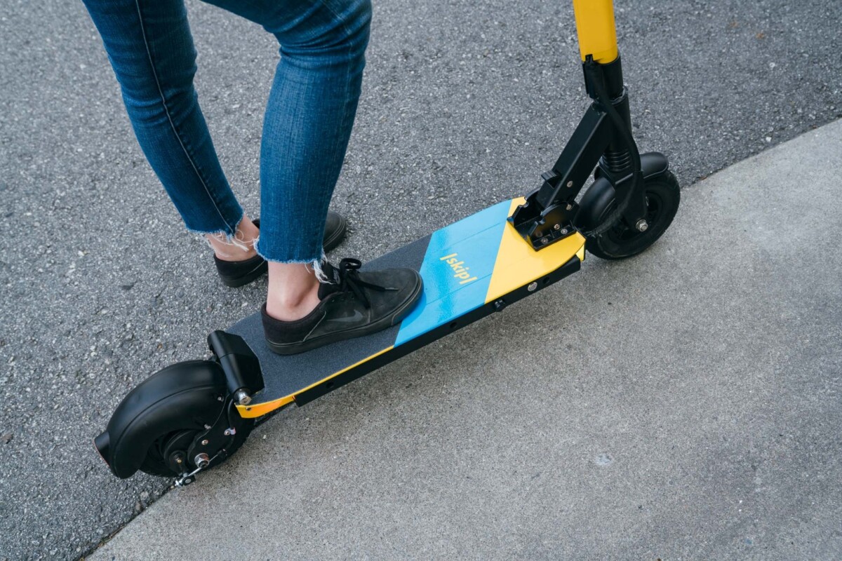 Skip’s scooters will be dockless, powering around the city at up to 18 mph (29 km/h) on a 36 V 350 W hub motor