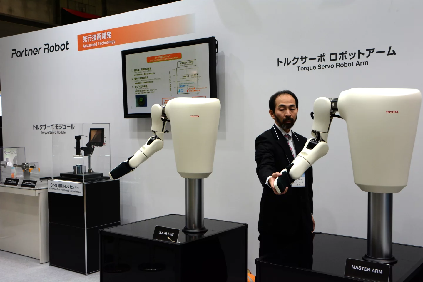 The torque servo arm demo at IREX 2013 (Photo: Mike Hanlon, Gizmag)
