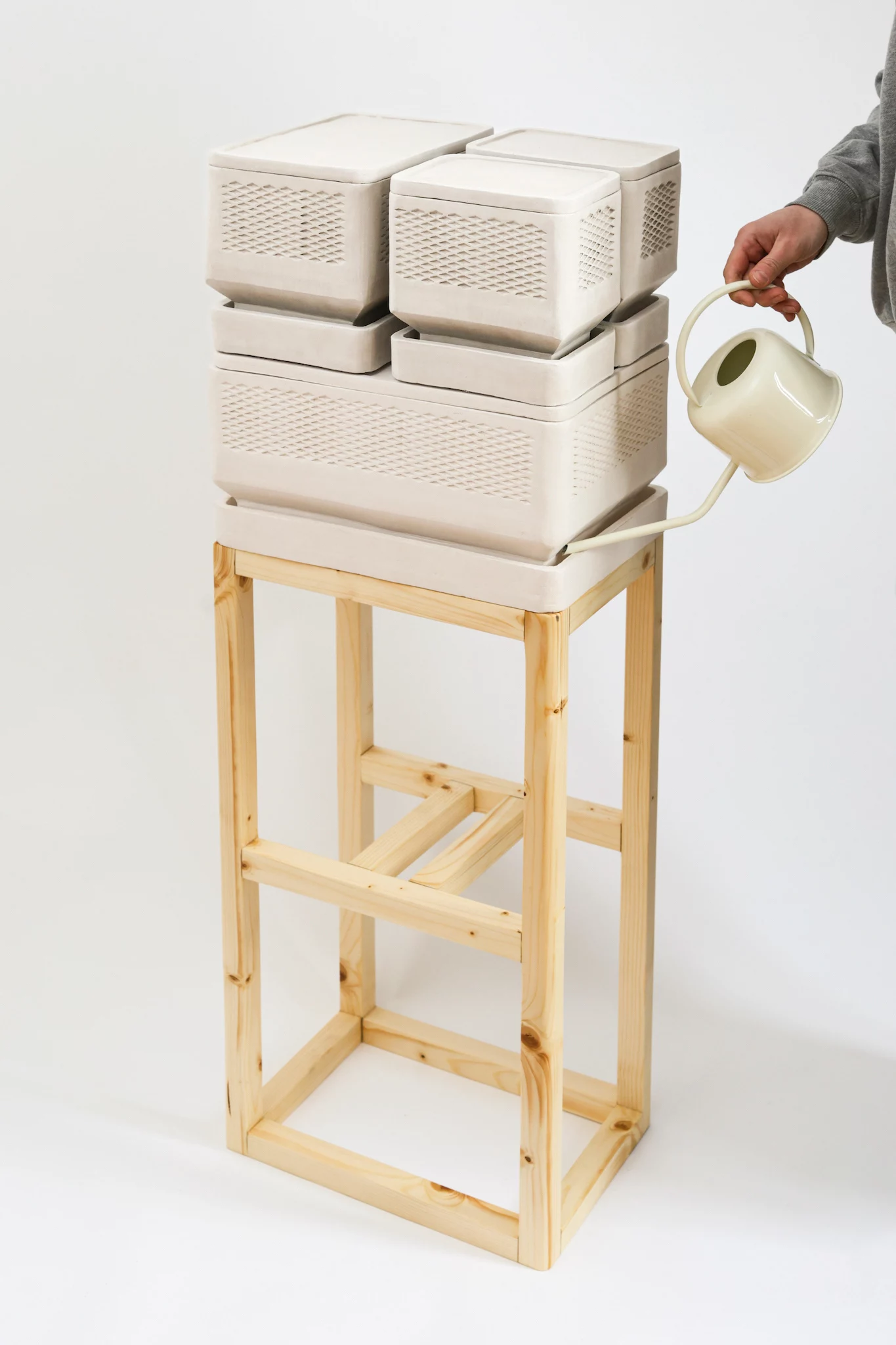 This simple design offers a modern reinterpretation of the traditional clay jug cooler