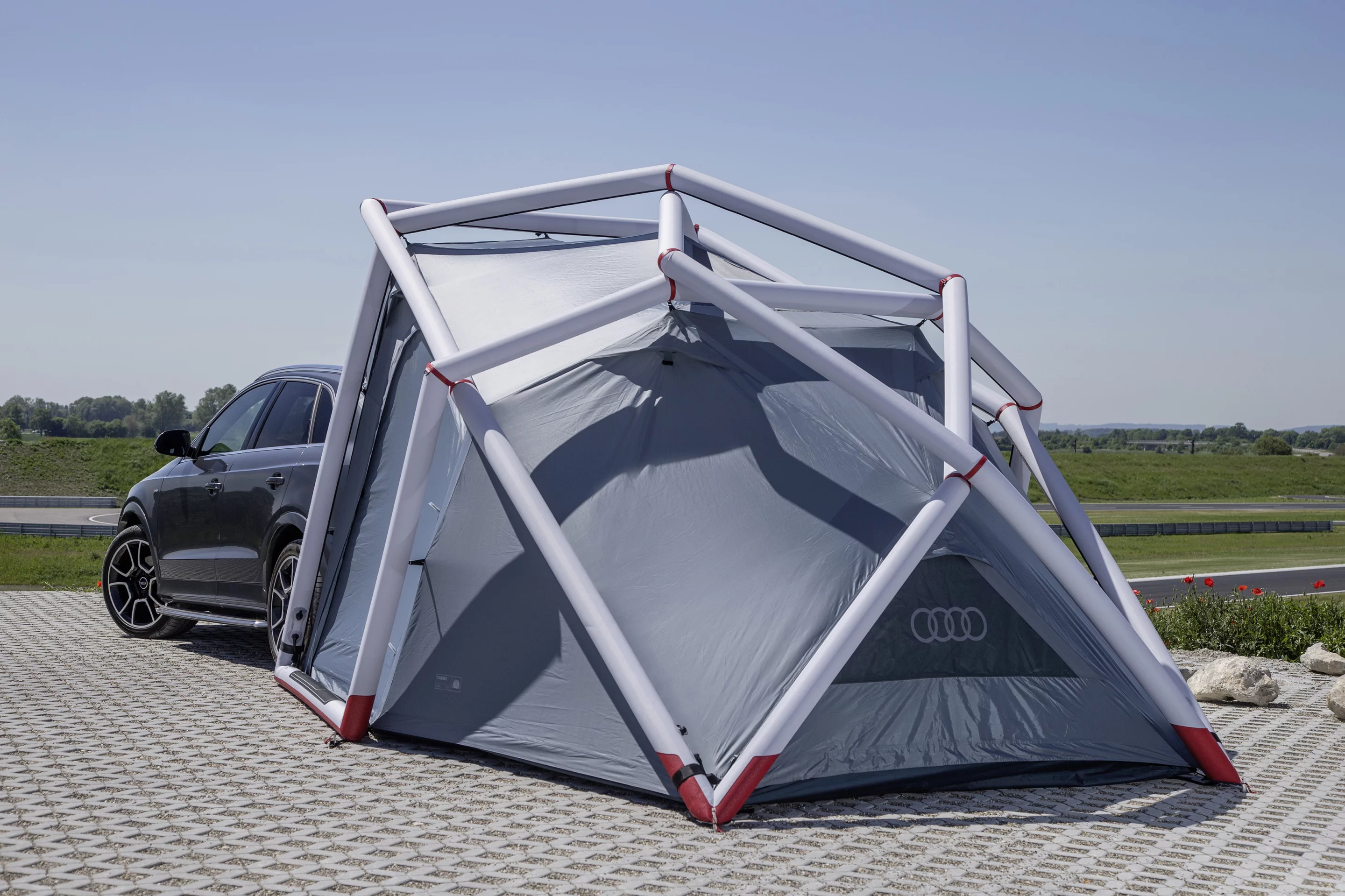 The tent is designed to hold up to 43.5 mph (70 km/h) winds